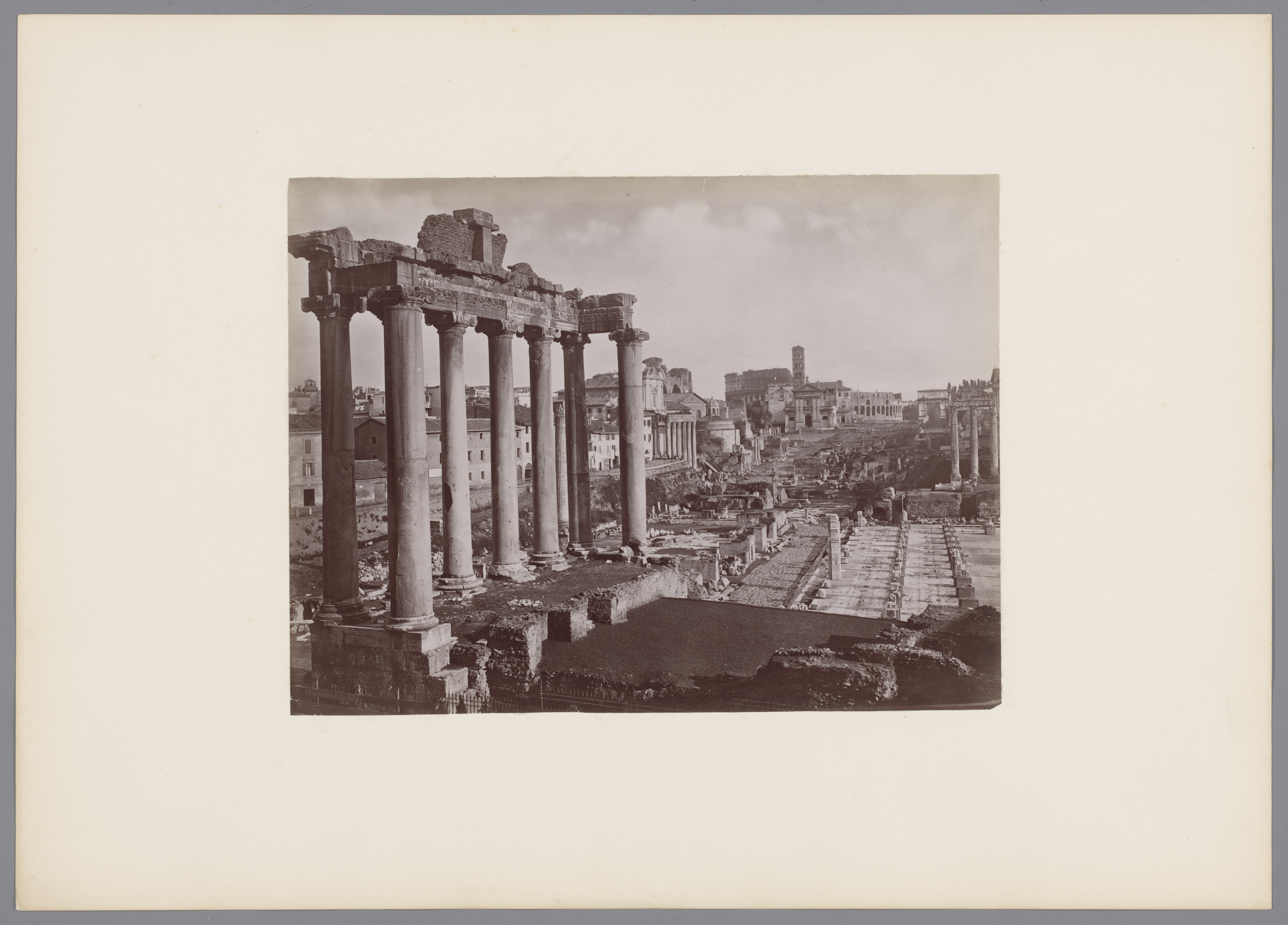 Forum Romanum met Tempel van Saturnus te Rome, Italië, by Giacomo Brogi, public domain