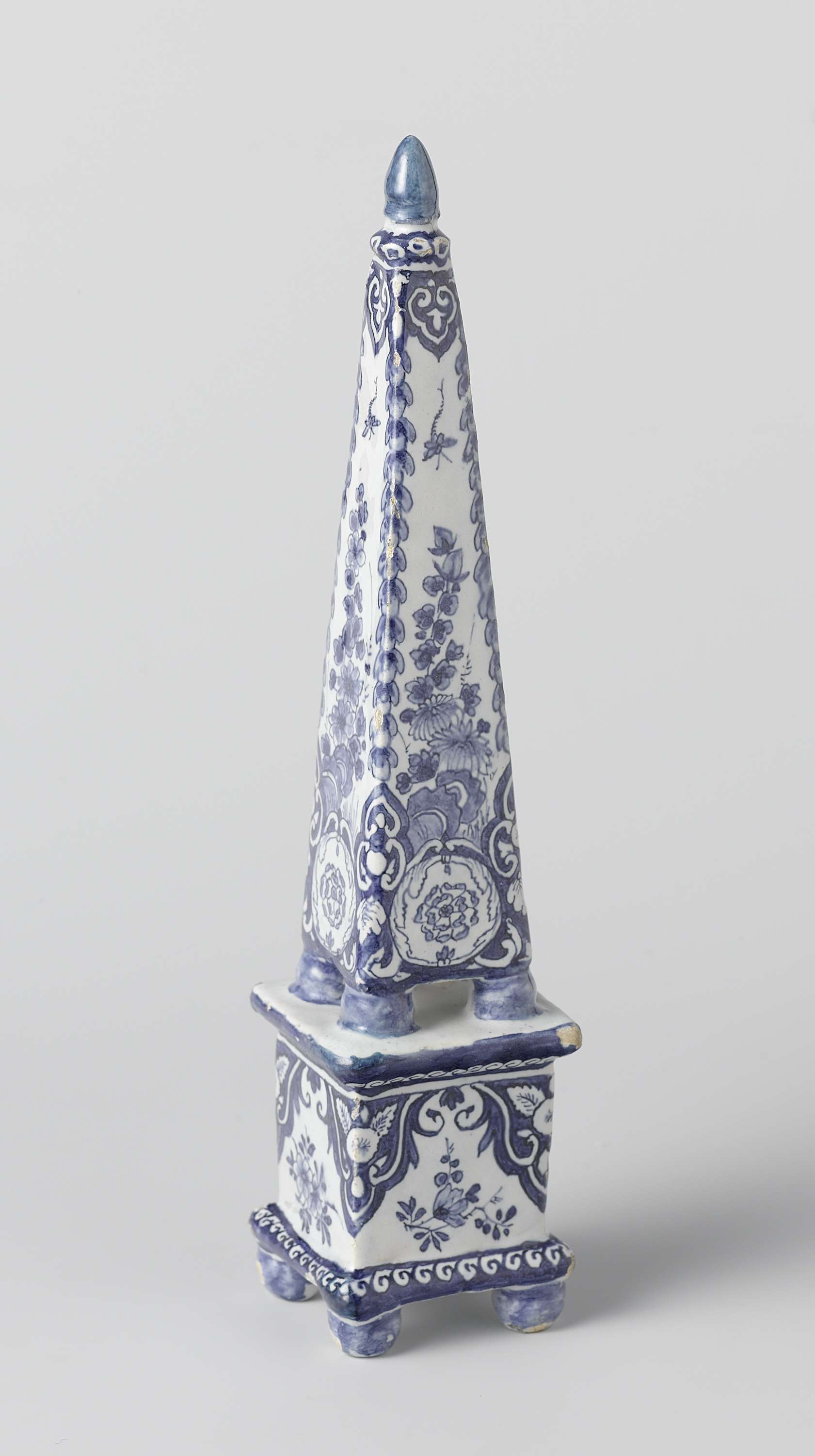 Obelisk in earthenware by De Metaale Pot, featuring swirling colors.