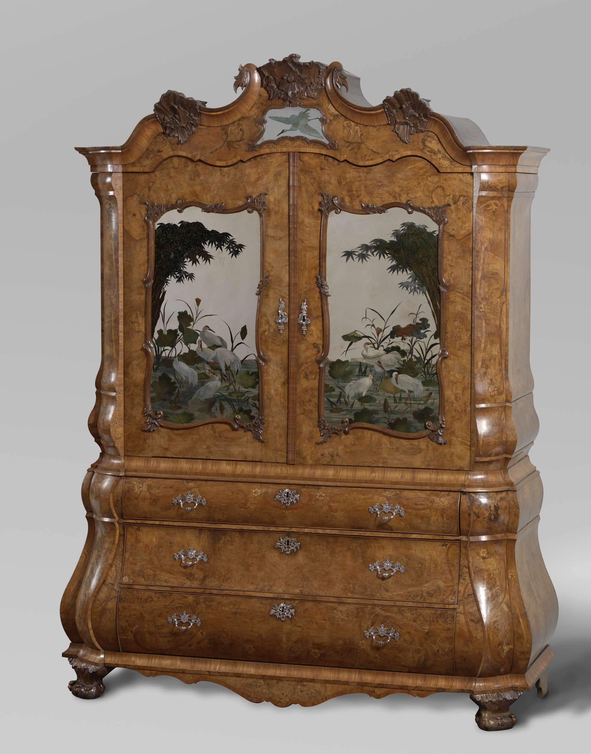 Mirrored cabinet, by Dirk Froger, public domain