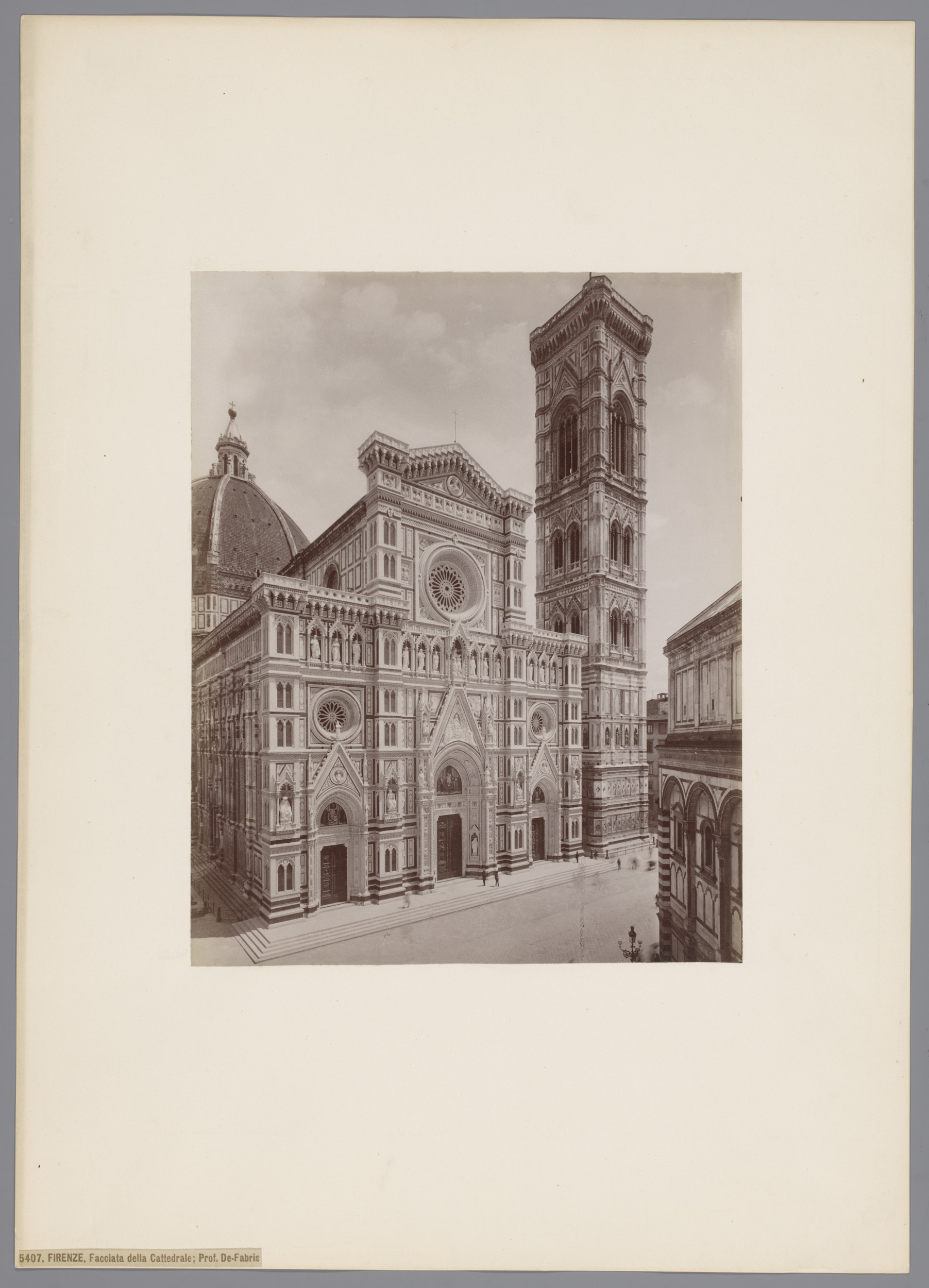 Voorportaal en campanile van de kathedraal van Florence, Italië, by Giacomo Brogi, public domain