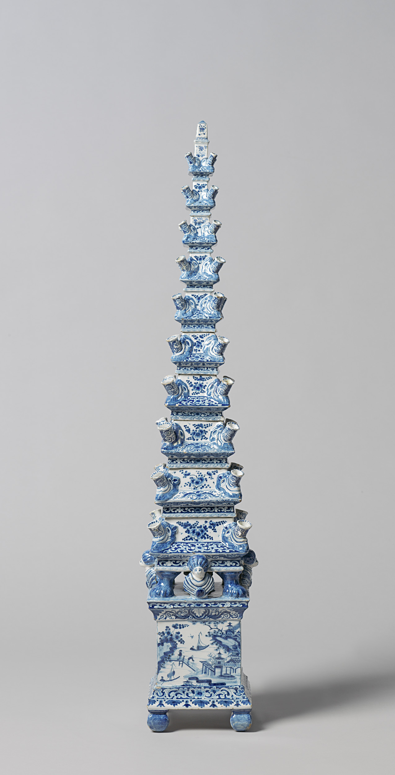 Centrale houten stok van bloempiramide van Delfts aardewerk, wood by Unknown Artist