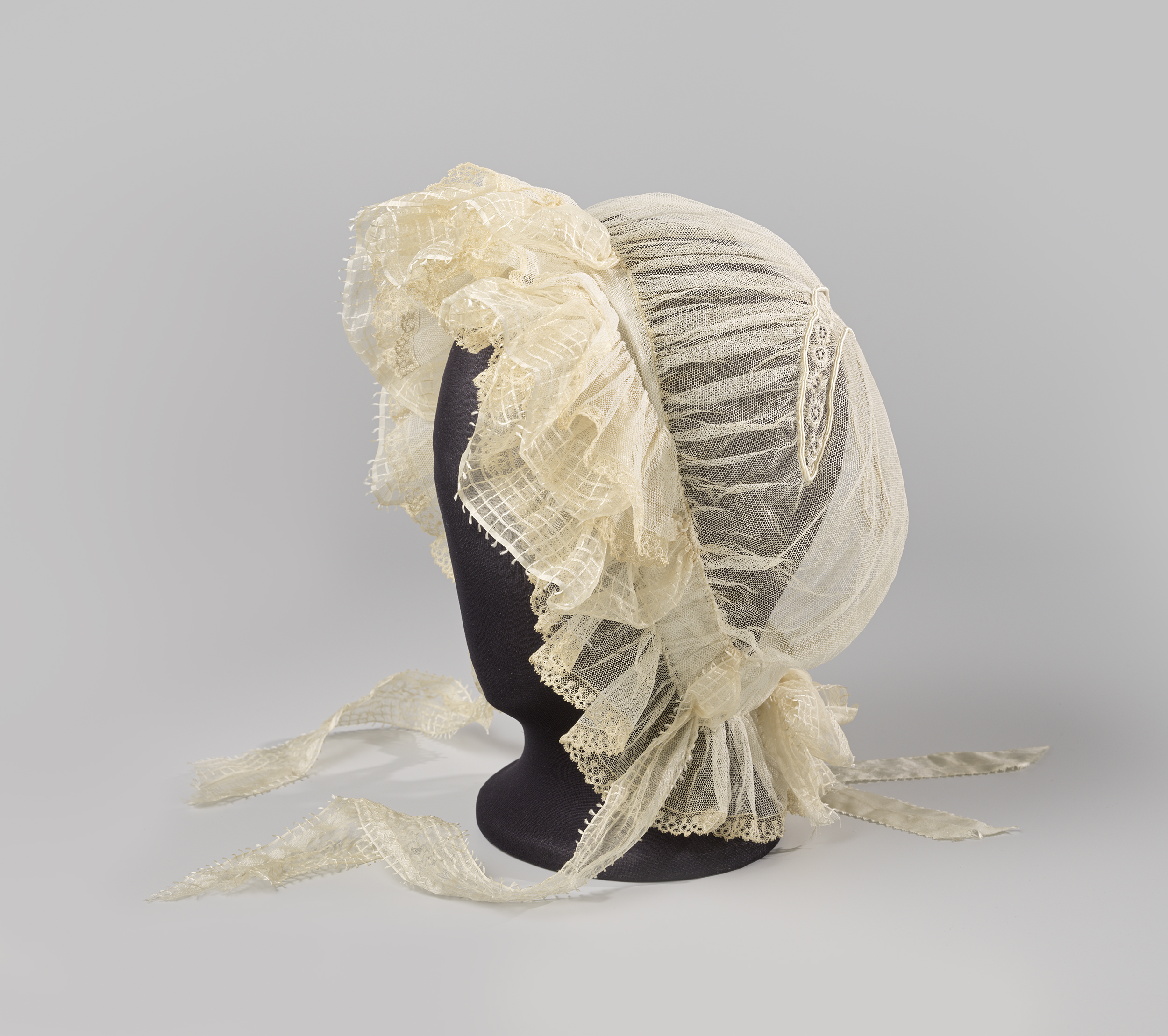 Cap made of tulle and unbleached blonde bobbin lace by an unknown artist, c. 1810-1825