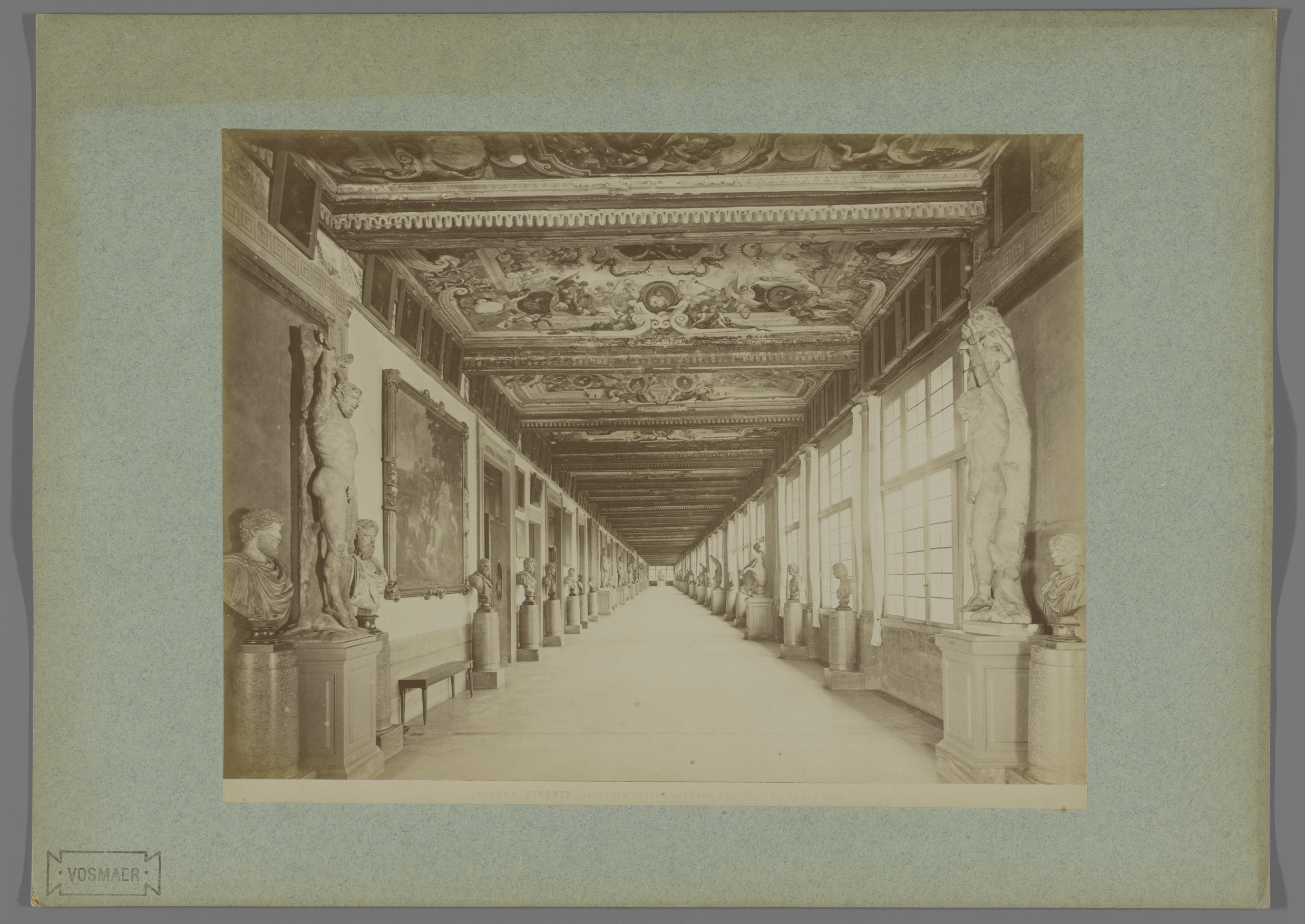 Galerij in de Galleria degli Uffizi te Florence, Italië, by Fratelli Alinari, public domain