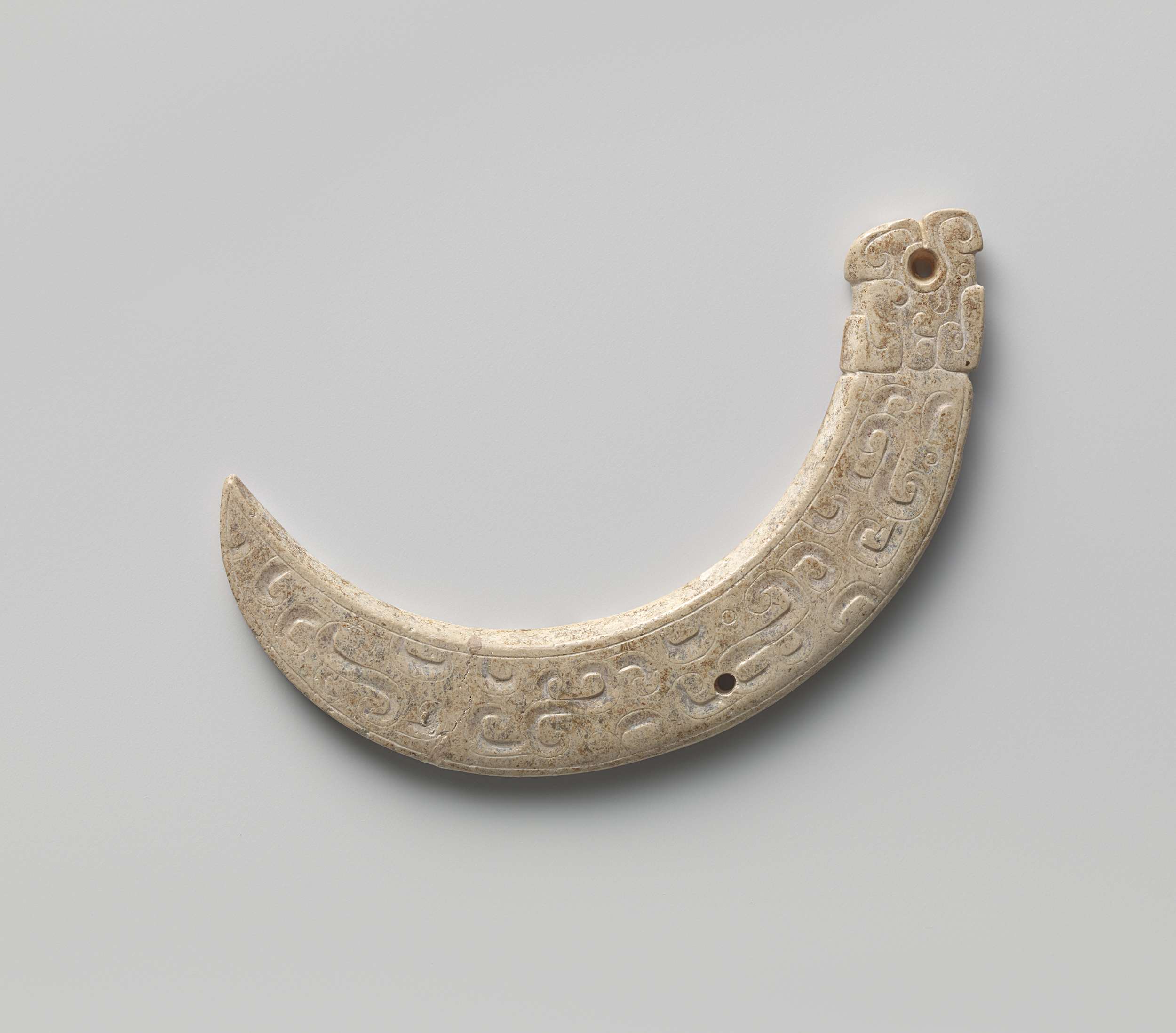 Decoratief object made of jade by Unknown Artist featuring intricate patterns.