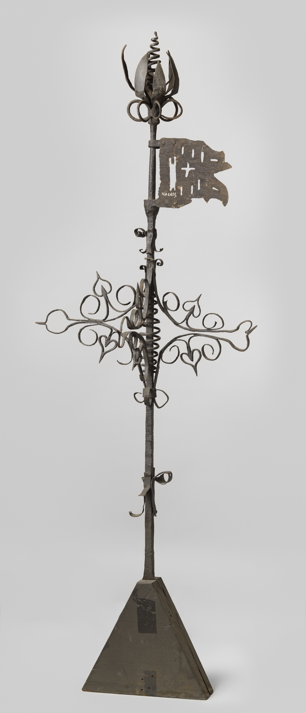Windwijzer met vaan, rijk versierd, by anoniem, public domain