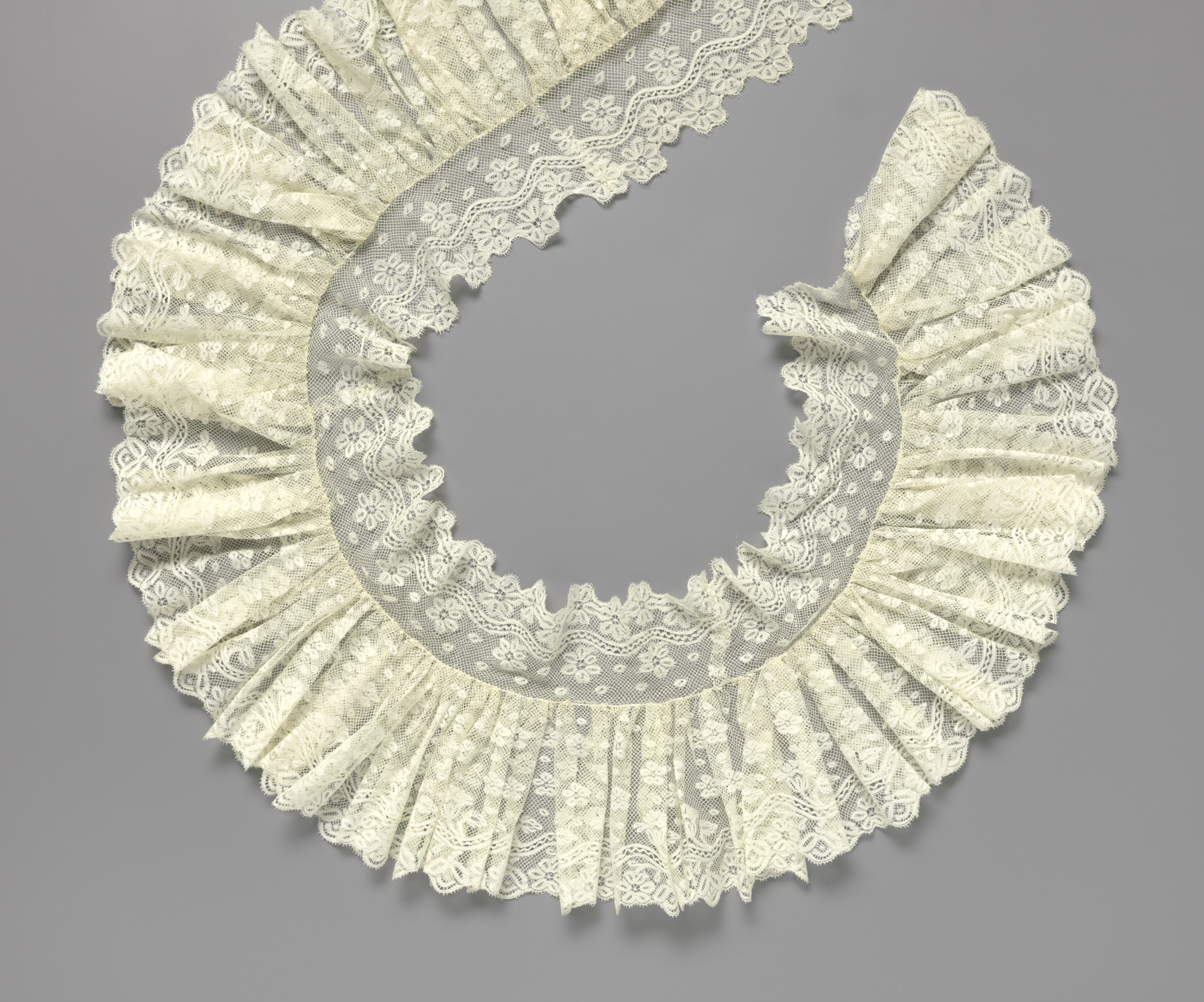 Delicate lacework by Unknown Artist, medium lace, Strook kloskant met golvende lijn
