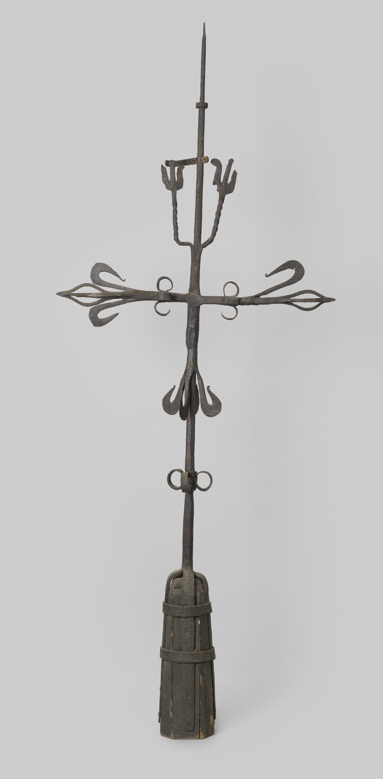 Torenkruis made of wood, reflecting religious themes, from the NH Church in Geertruidenberg.
