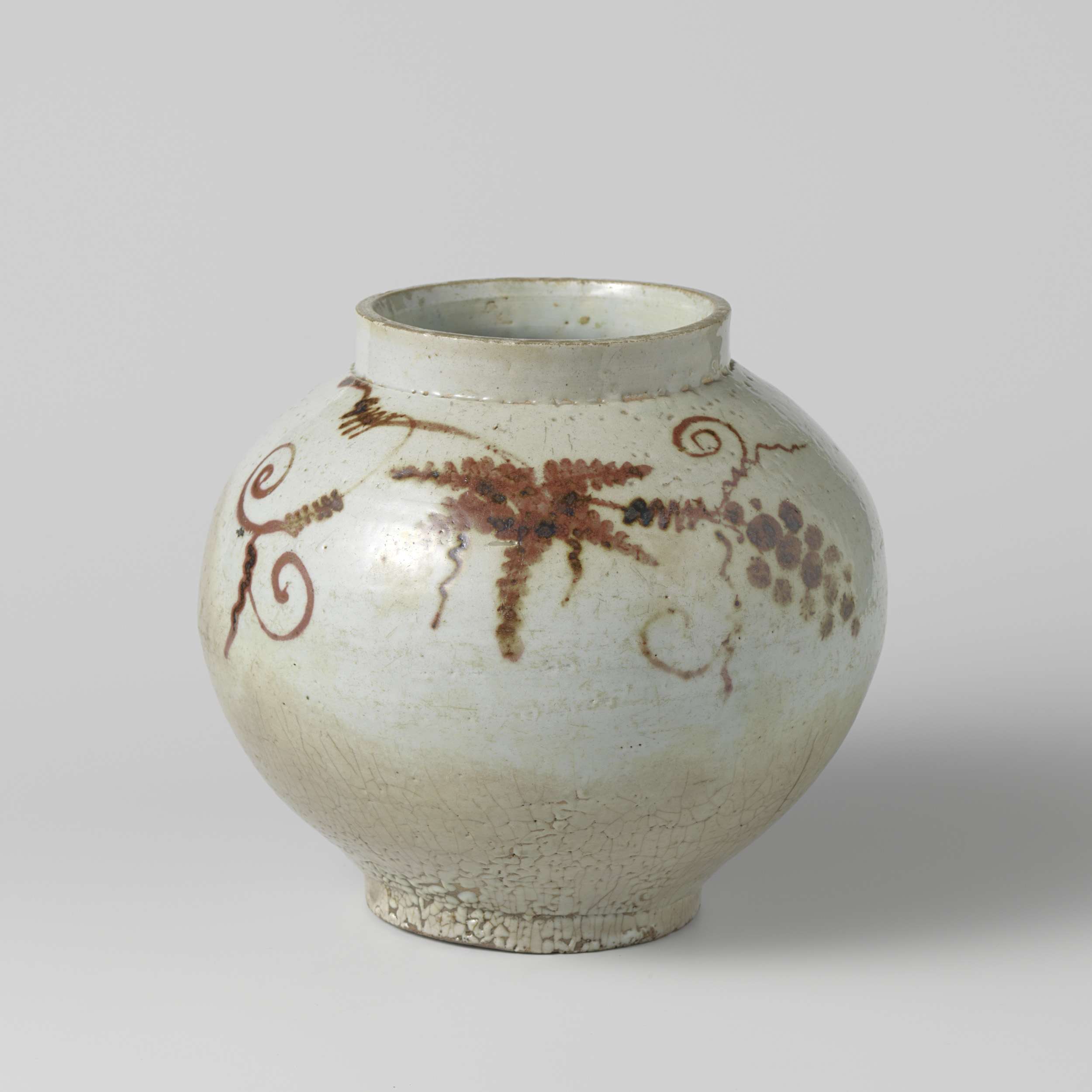 Ceramic vase with red vine details, unknown artist, Dutch Golden Age