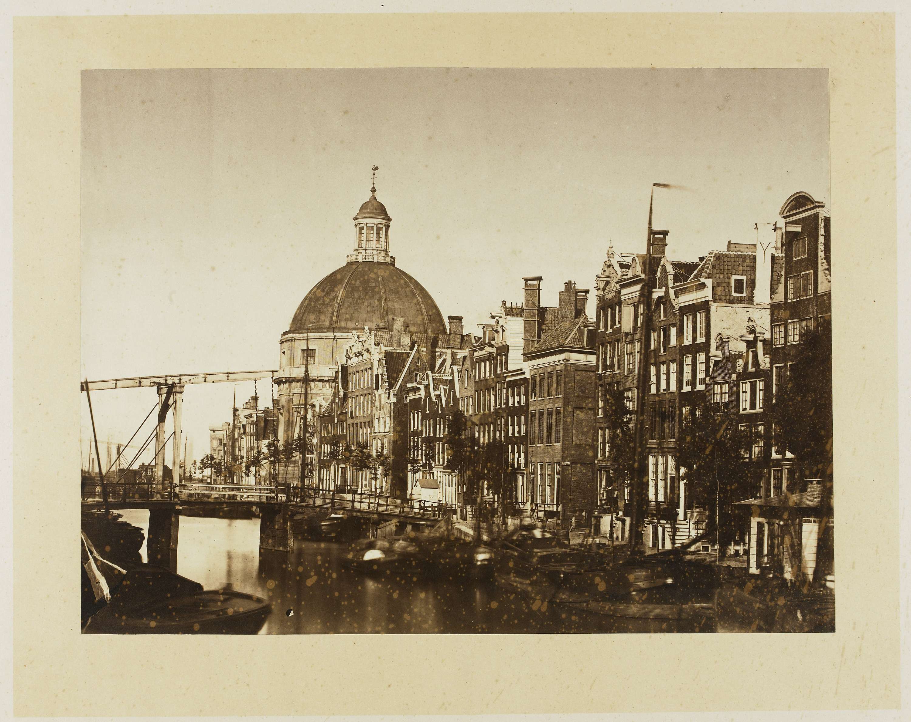 Lutherse kerk aan het Singel te Amsterdam, albumen print by Munnich & Ermerins