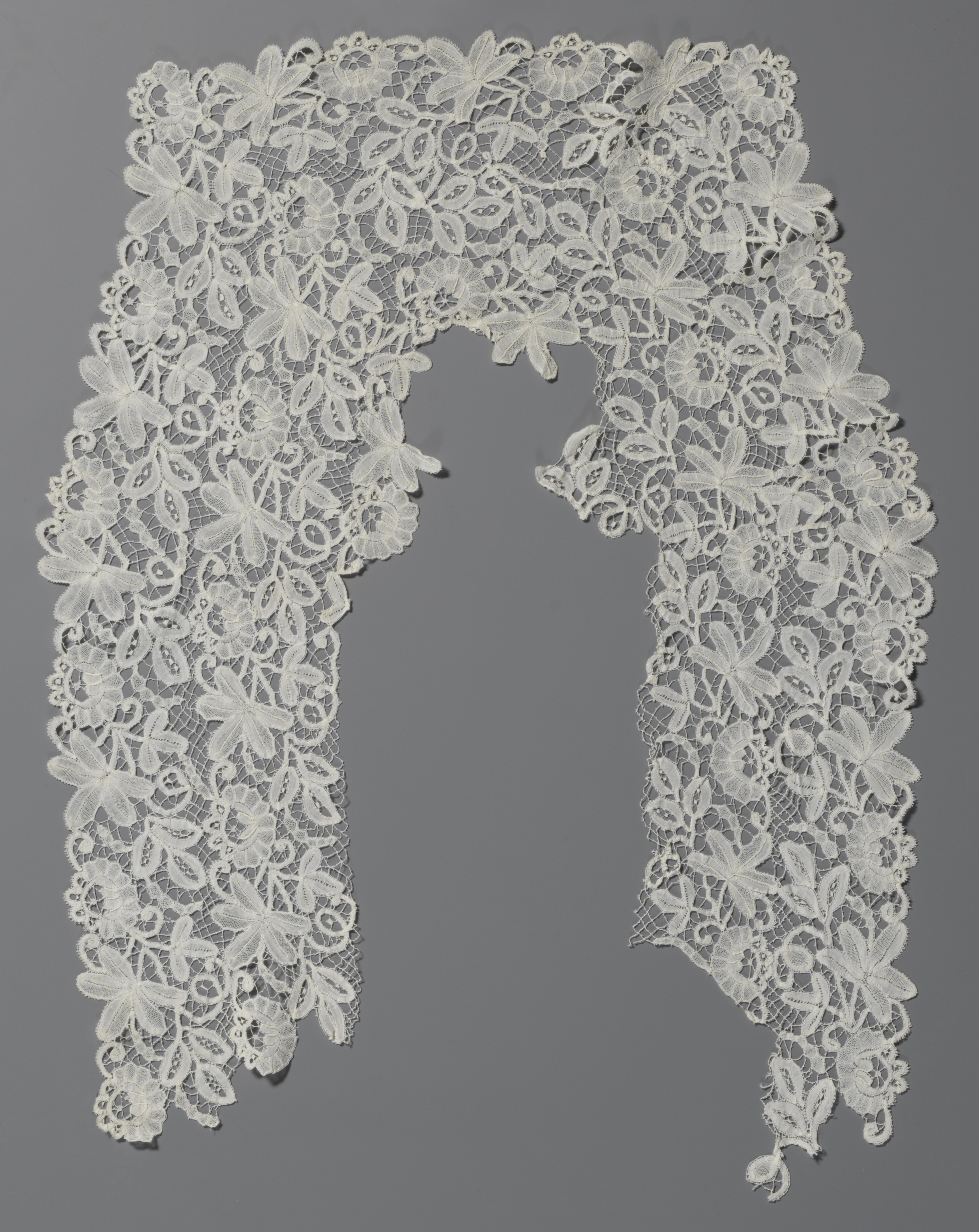 Lace collar with five-leaf motif by Unknown Artist