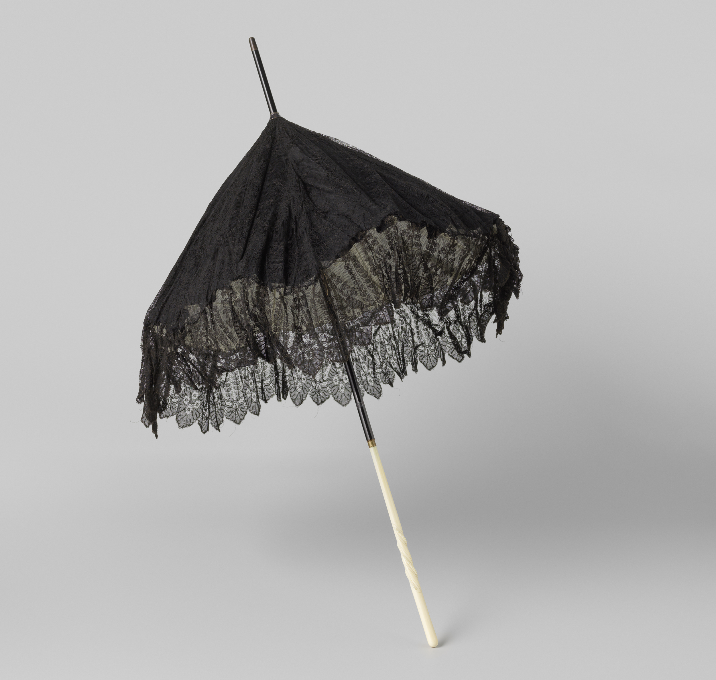 Parasol made of lace by an unknown artist