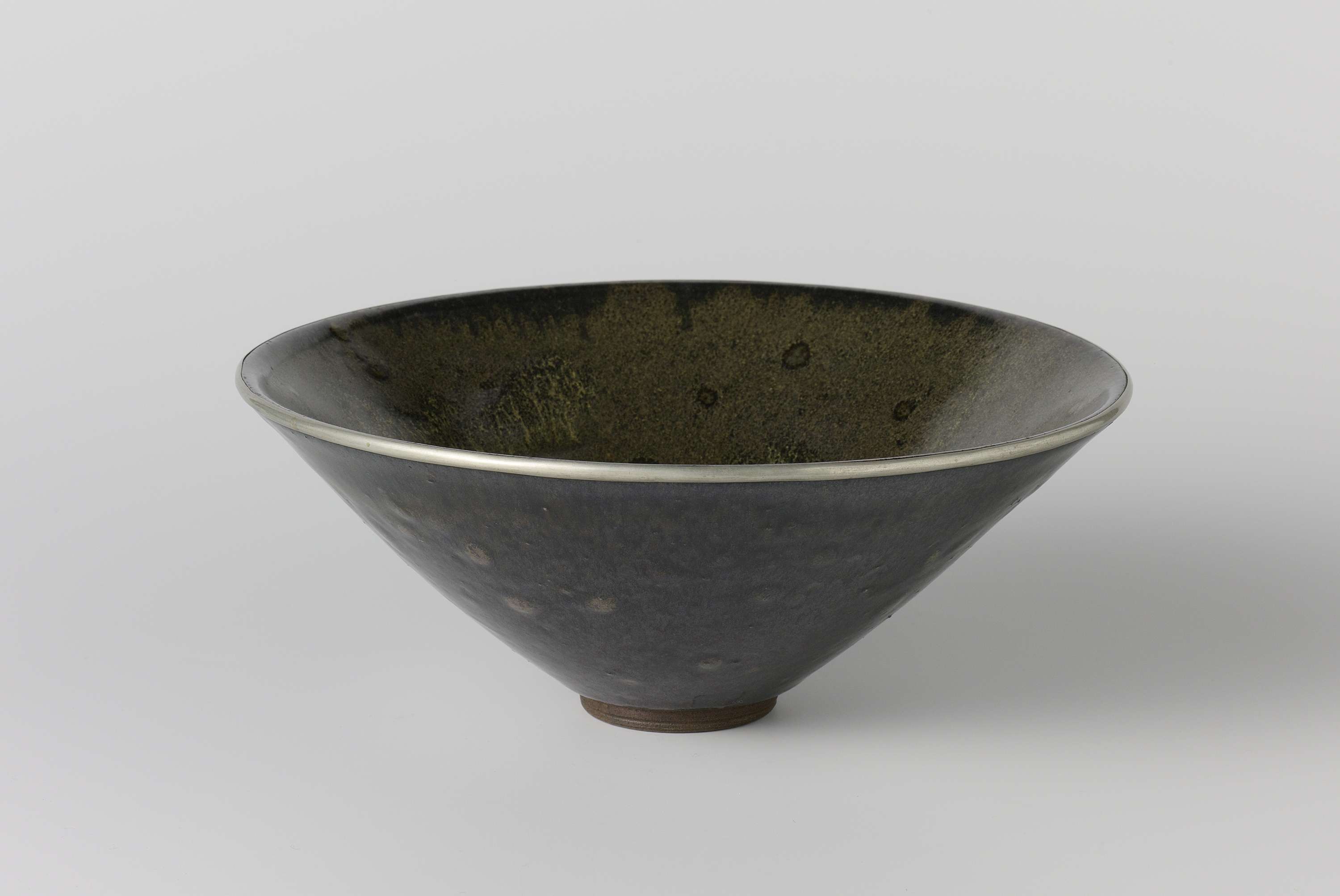 Teabowl with a green black glaze, ceramic, unknown artist