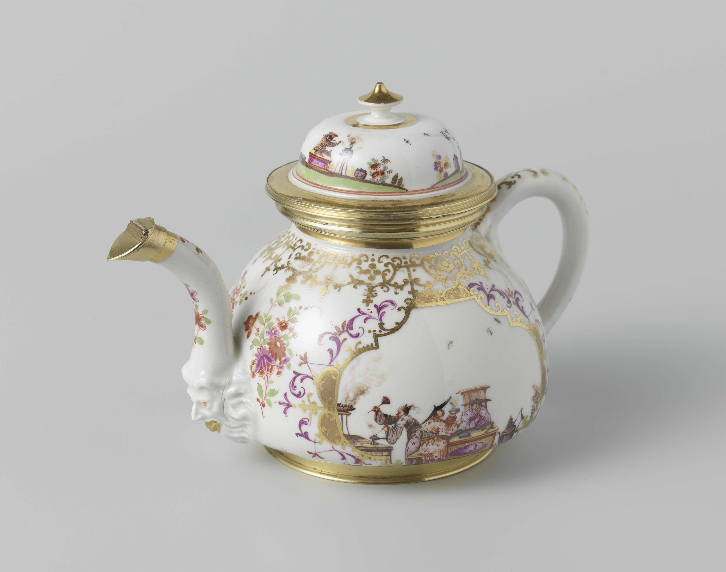 Colorful porcelain teapot with chinoiseries by Meissener Porzellan Manufaktur