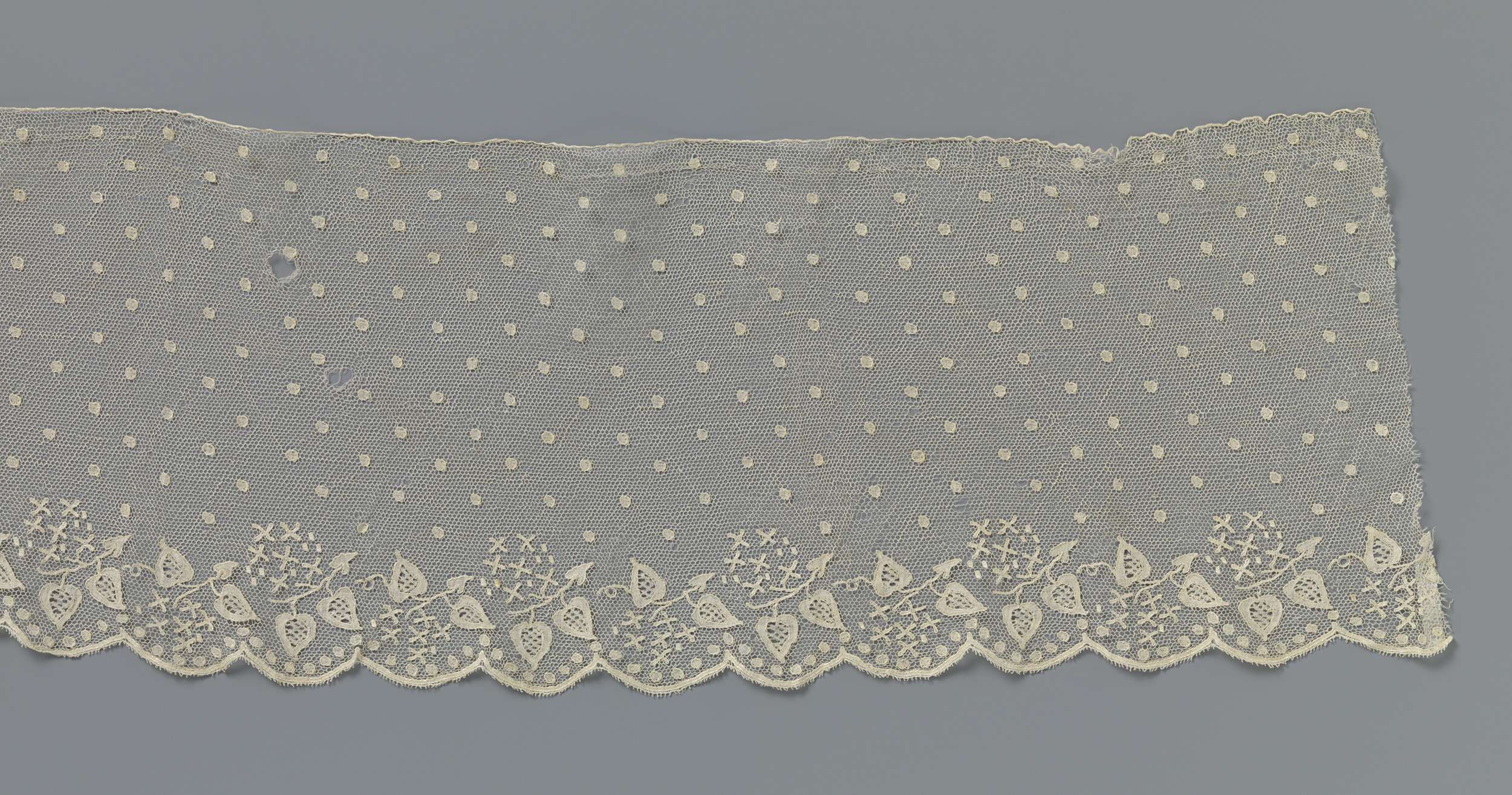 Delicate lacework featuring round motifs and floral patterns by Unknown Artist