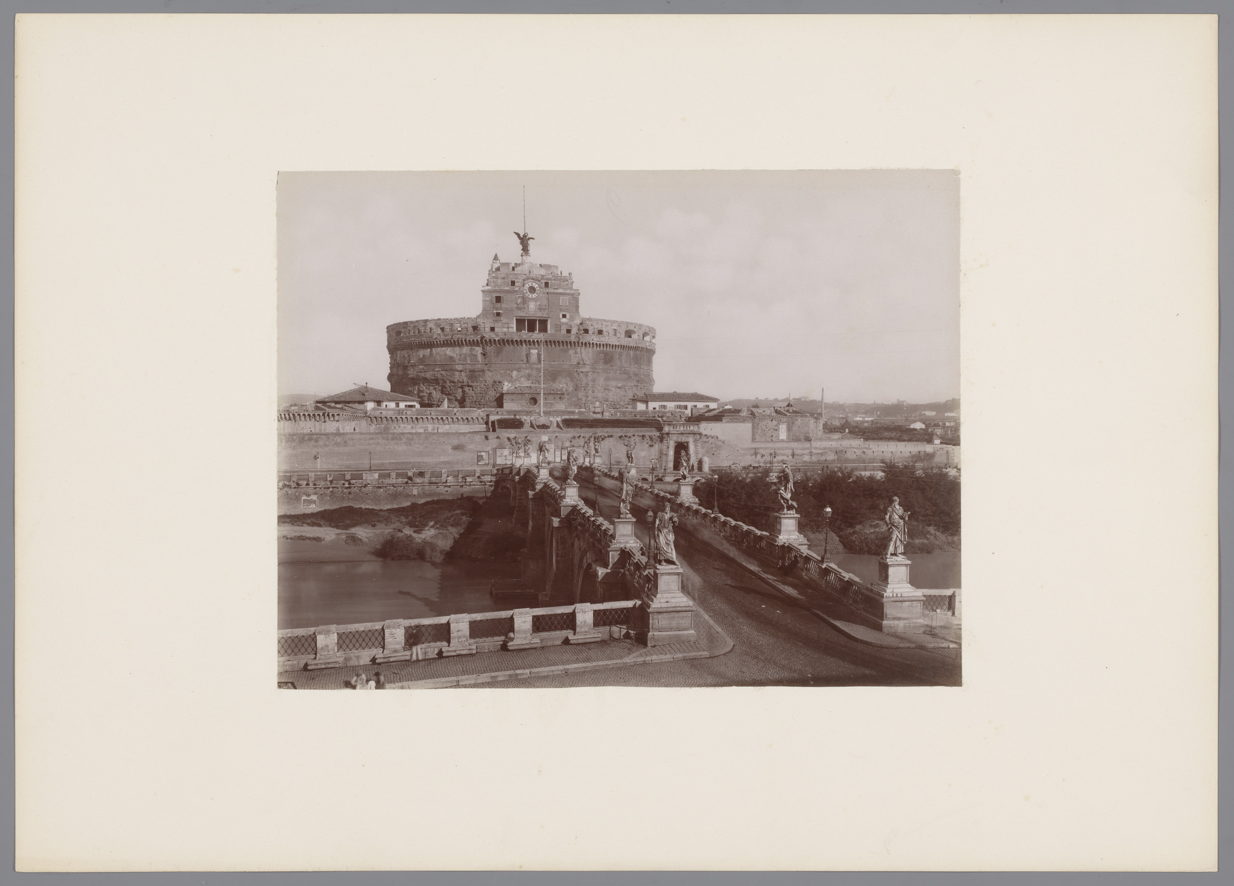 Gezicht op de Engelenbrug en Engelenburcht te Rome, Italië, by Giacomo Brogi, public domain