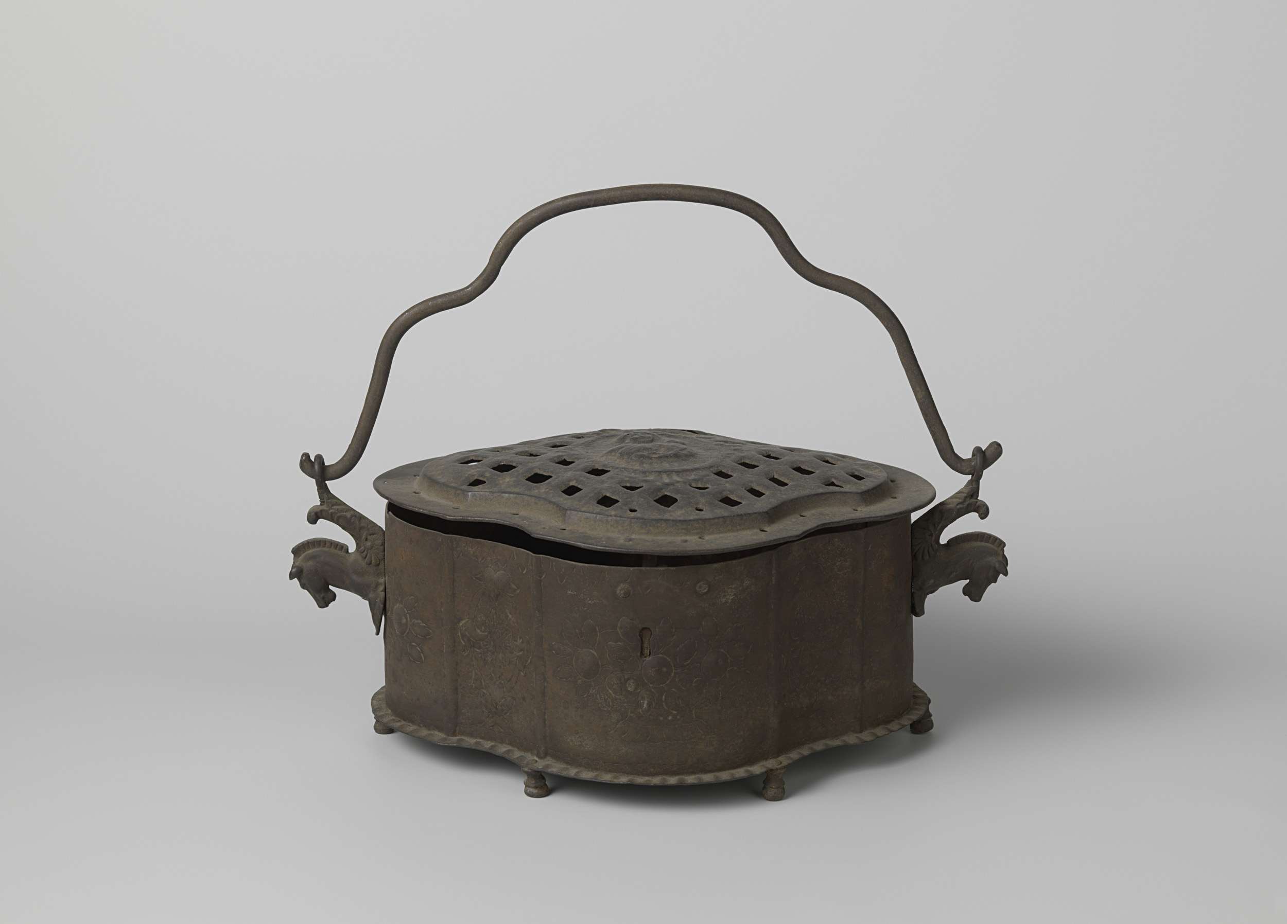 Stoof van gesmeed ijzer, by anoniem, public domain