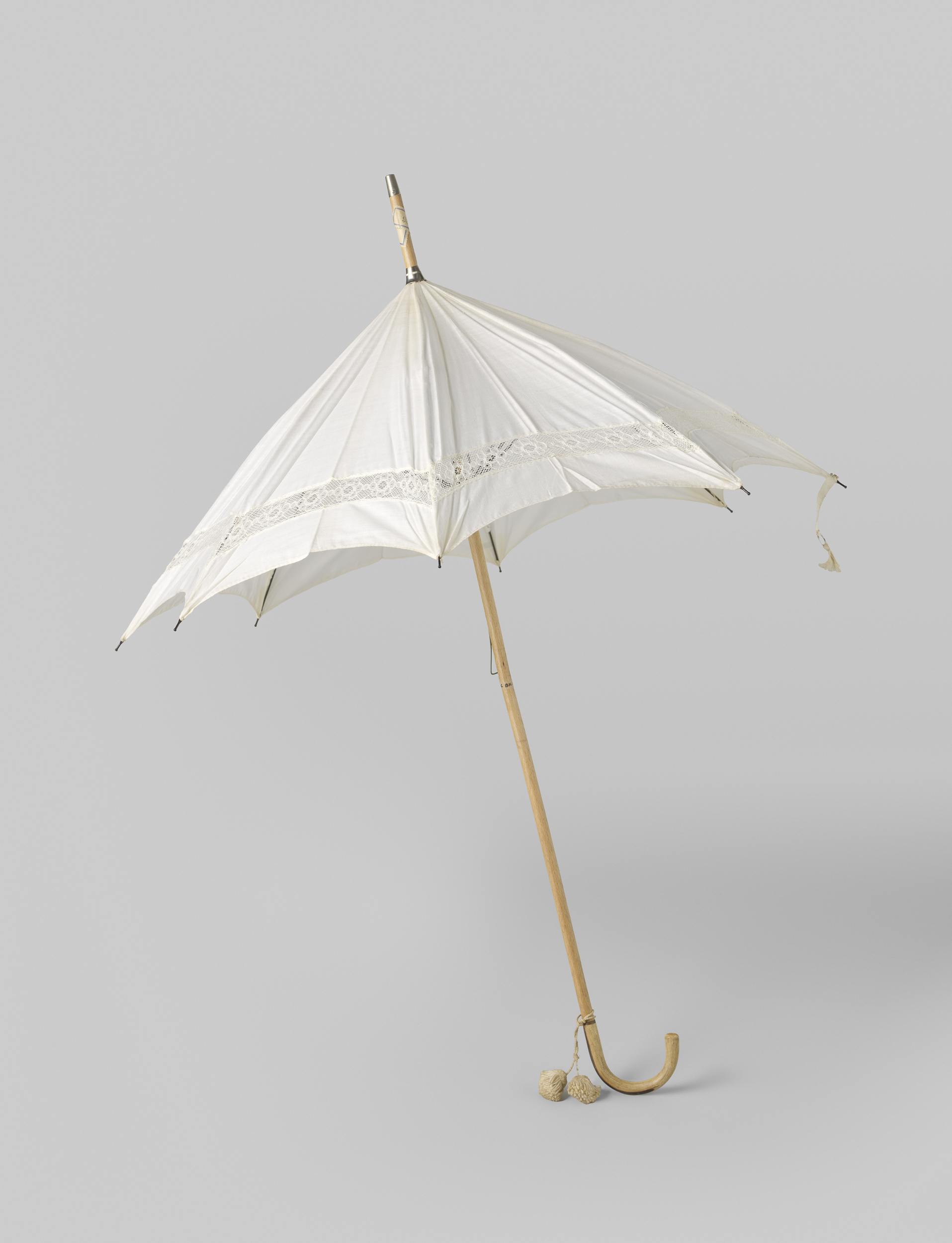 Parasol met dek van witte katoen by Gustav Schnitzler, decorative art with lace detailing.