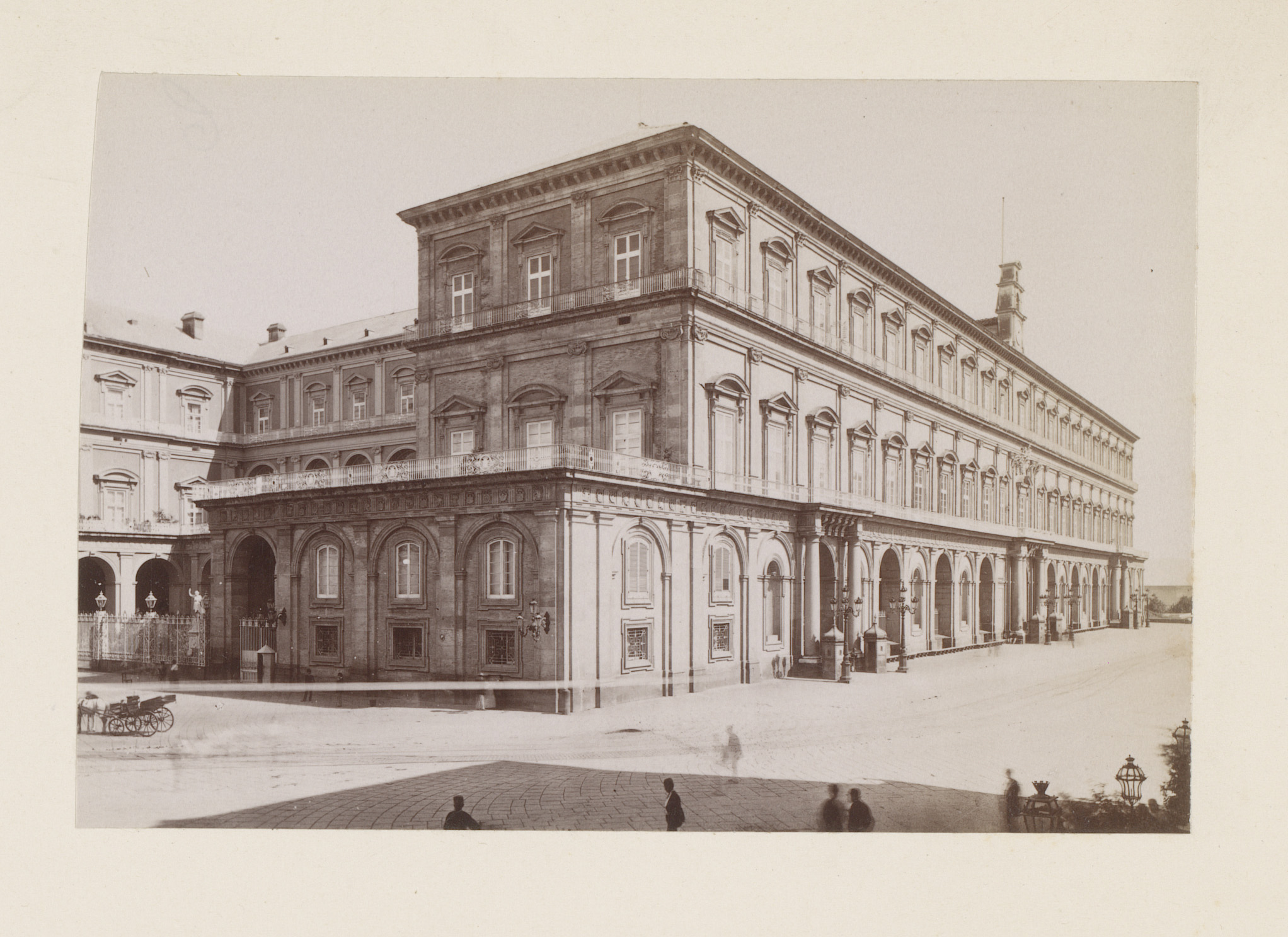 Façade van het Palazzo Reale te Napels, Italië, by Giacomo Brogi, public domain