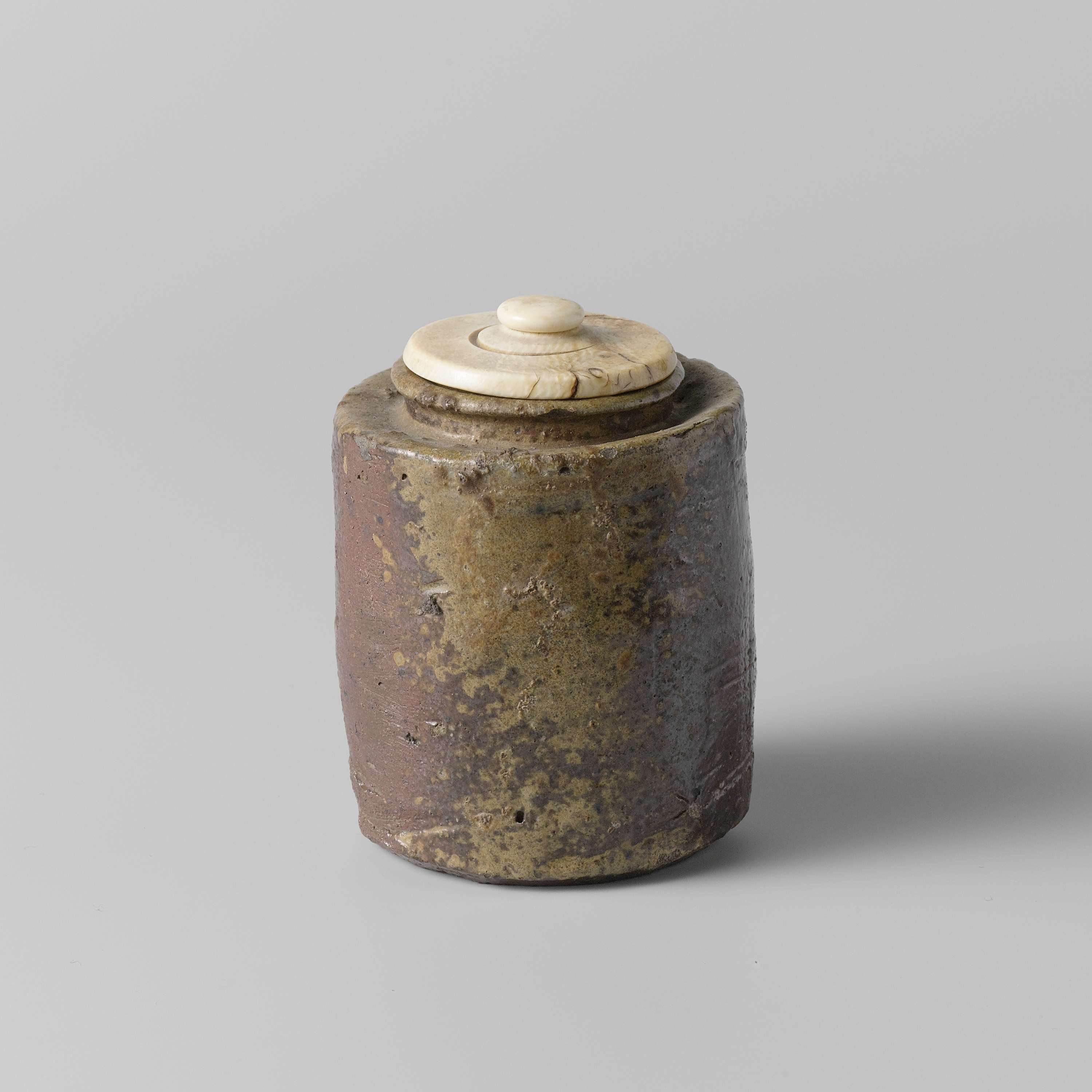 Cylindrical tea caddy with a green brown glaze, by Unknown Artist, public domain