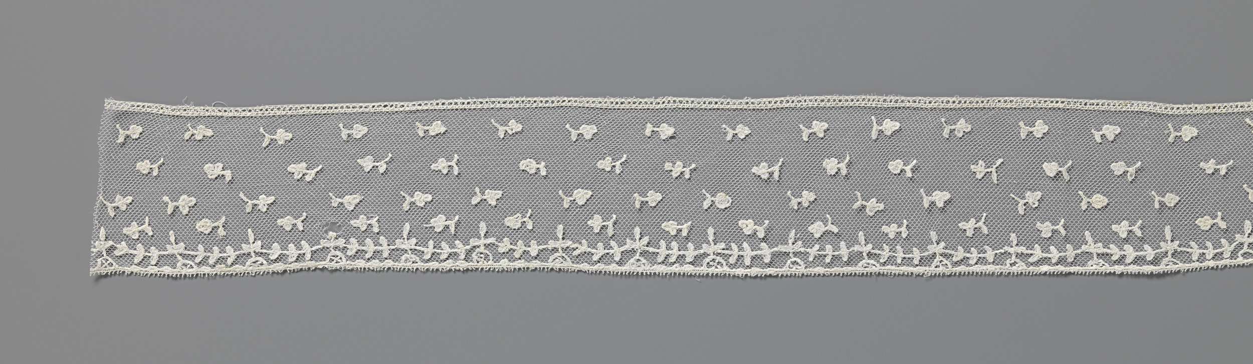 Strook applicatiekant met rijen klaverblaadjes, by Unknown Artist, public domain