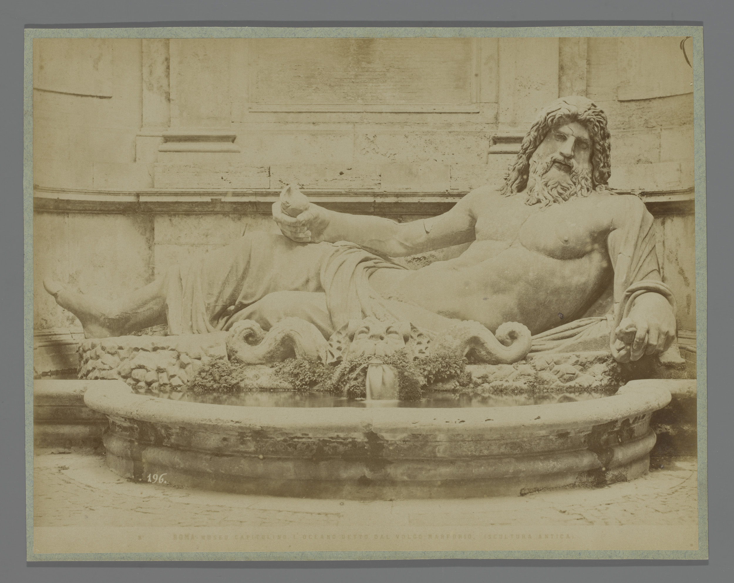 Fontein van Marforio in het Palazzo Nuovo te Rome, Italië, by Fratelli Alinari, public domain