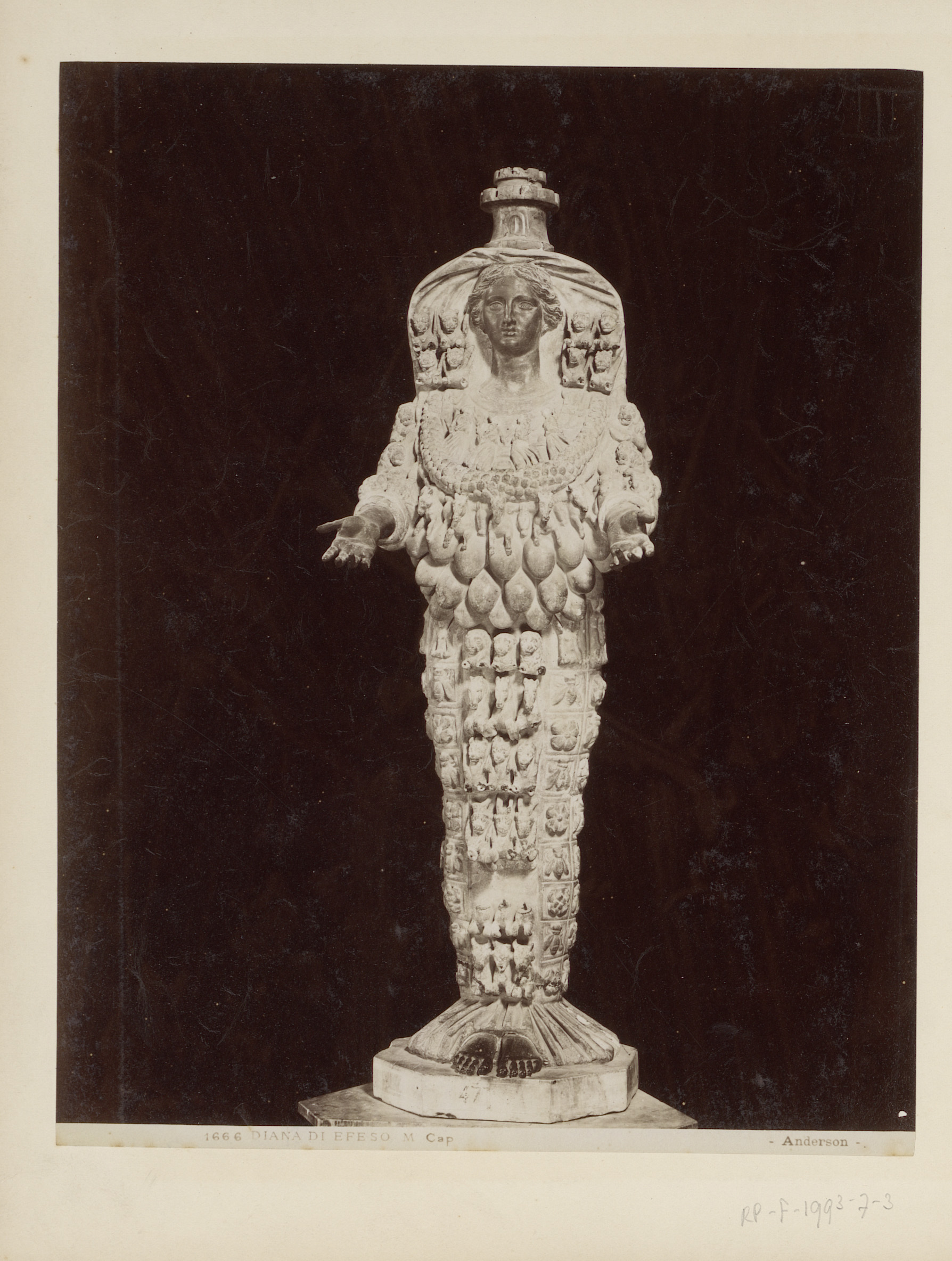 Sculptuur van Artemis van Efeze in de Capitolijnse Musea te Rome, by James Anderson, public domain