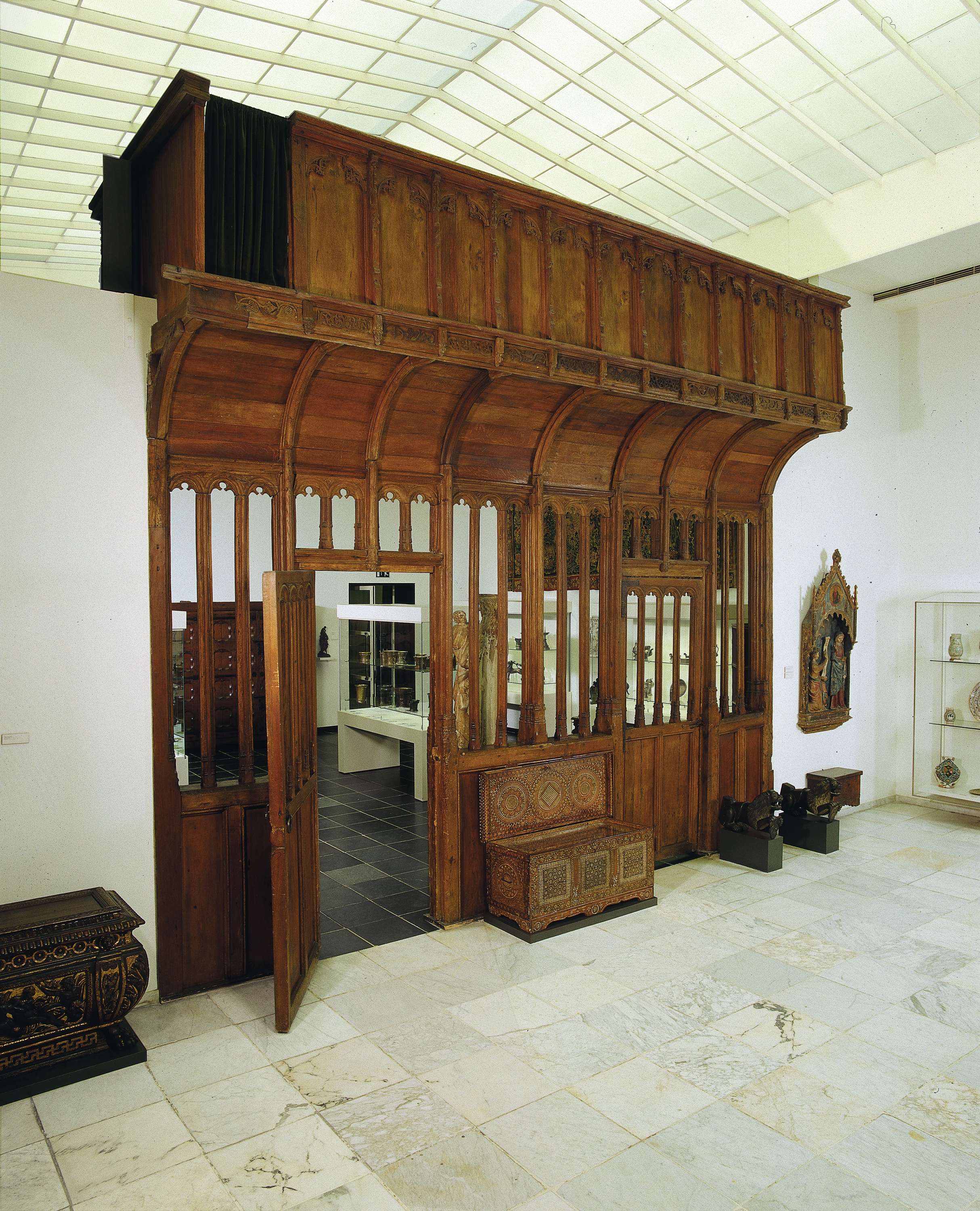 Oksaal, wood carving by unknown artist, features intricate figures from a church in Helvoirt.