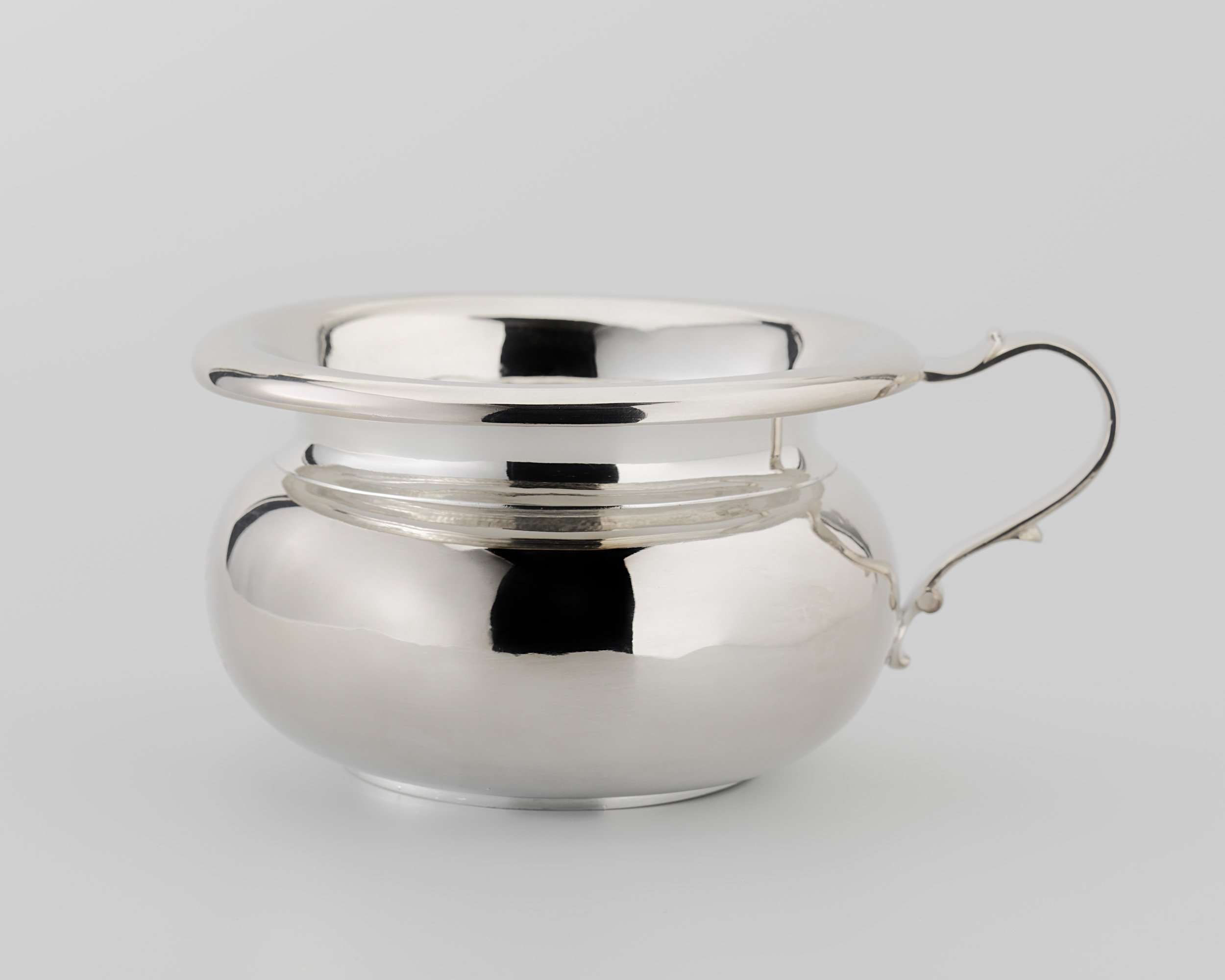 Kamerpot met het alliantiewapen Torck-De Rode van Heeckeren, metal by Harmanus Nieuwenhuys
