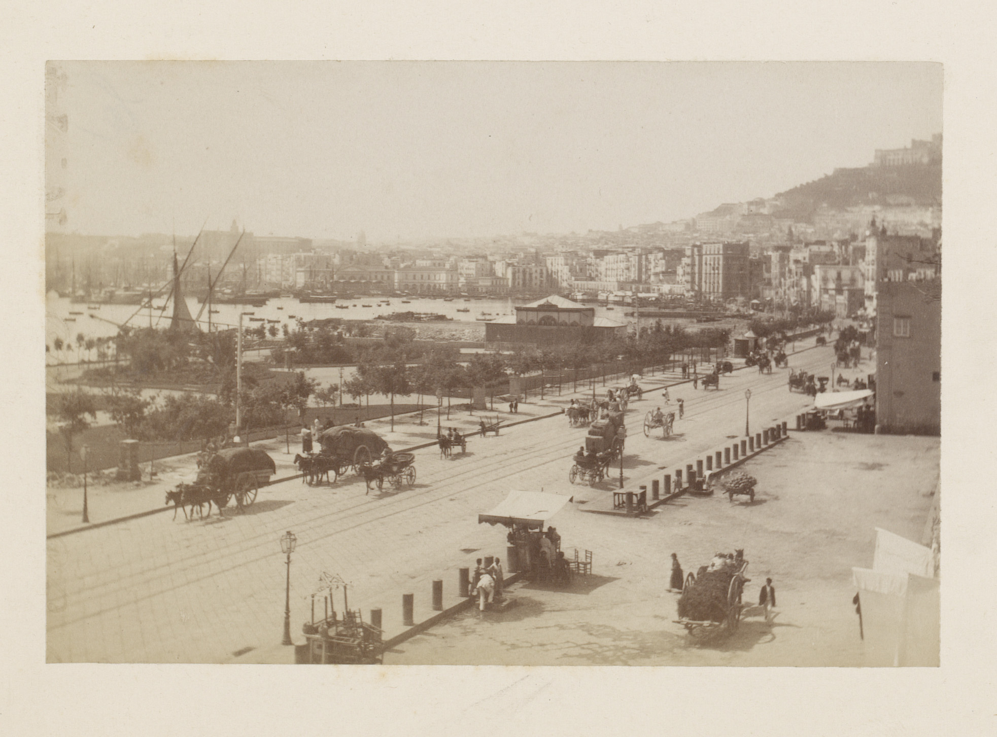 Gezicht op Villa del Popolo en de Via Nuova te Napels, Italië, by Giacomo Brogi, public domain