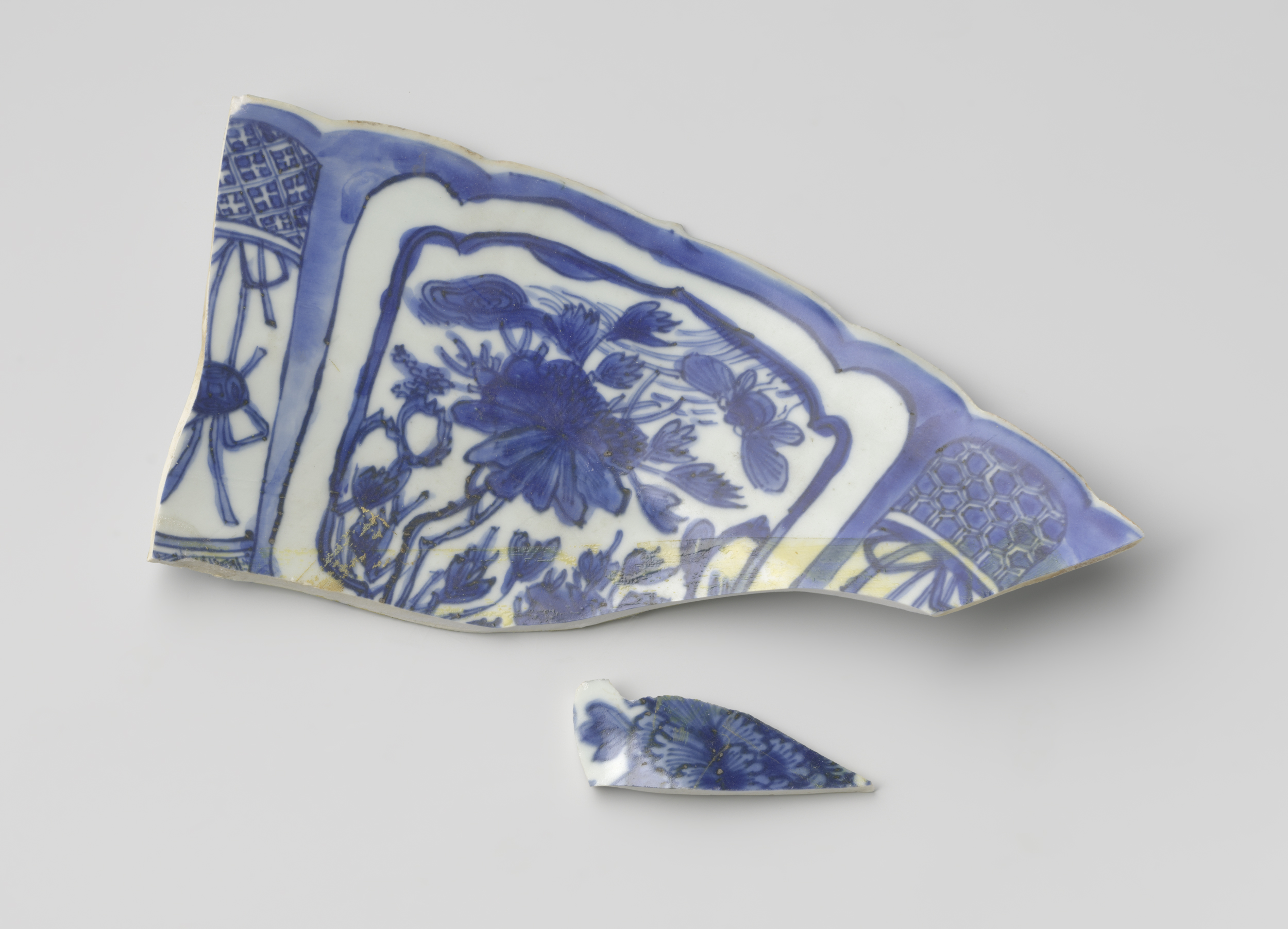 Remnants of a dish from V.O.C. ship 'Witte Leeuw', bone medium, Unknown Artist
