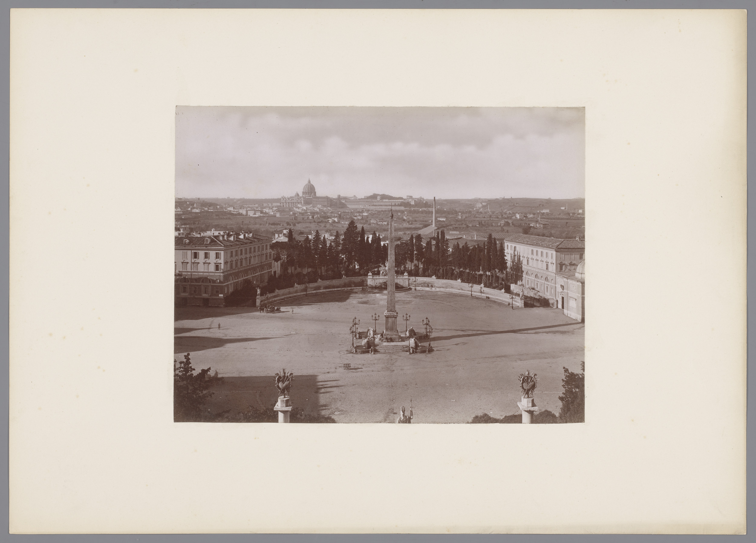 Gezicht op het Piazza del Popolo en Rome vanaf de heuvel Pincio, Italië, by Giacomo Brogi, public domain