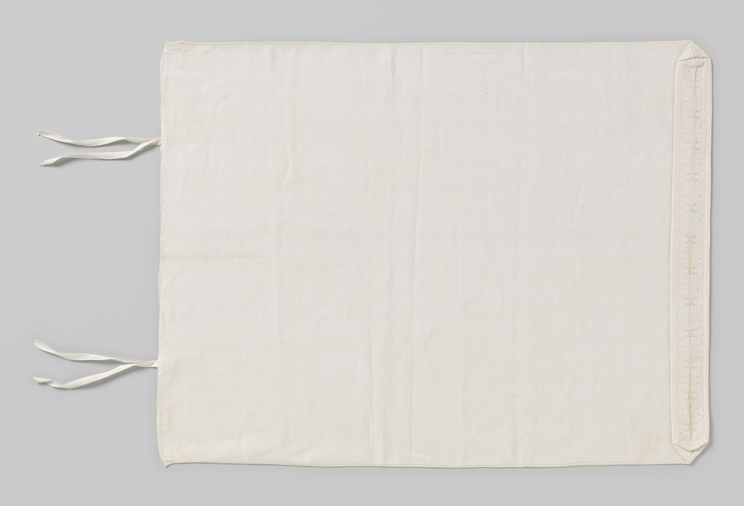 Kussensloop, linen textile with floral motifs by an unknown artist