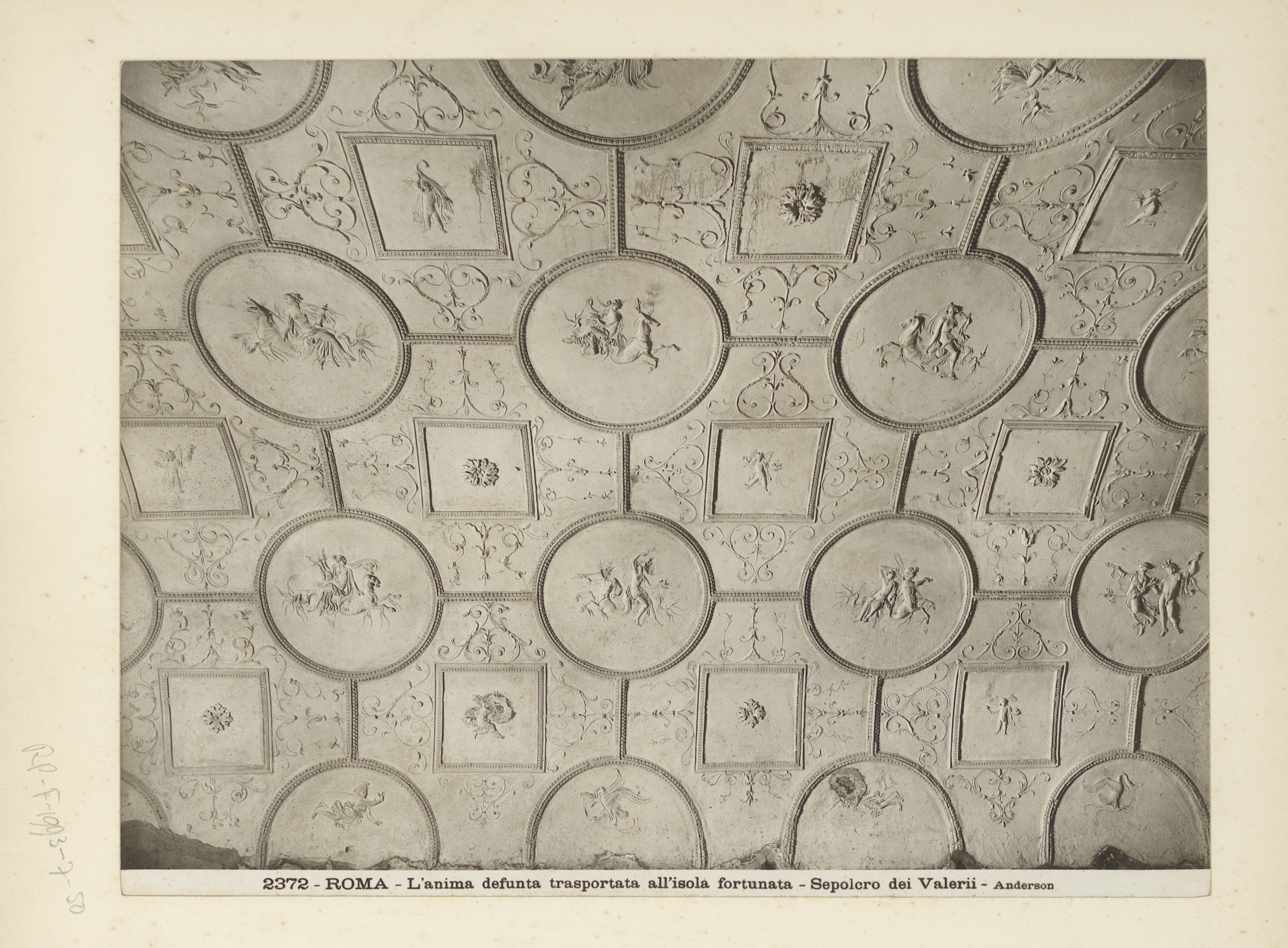 Stucwerk op plafond van het graf der Valerii, Rome, by James Anderson, public domain
