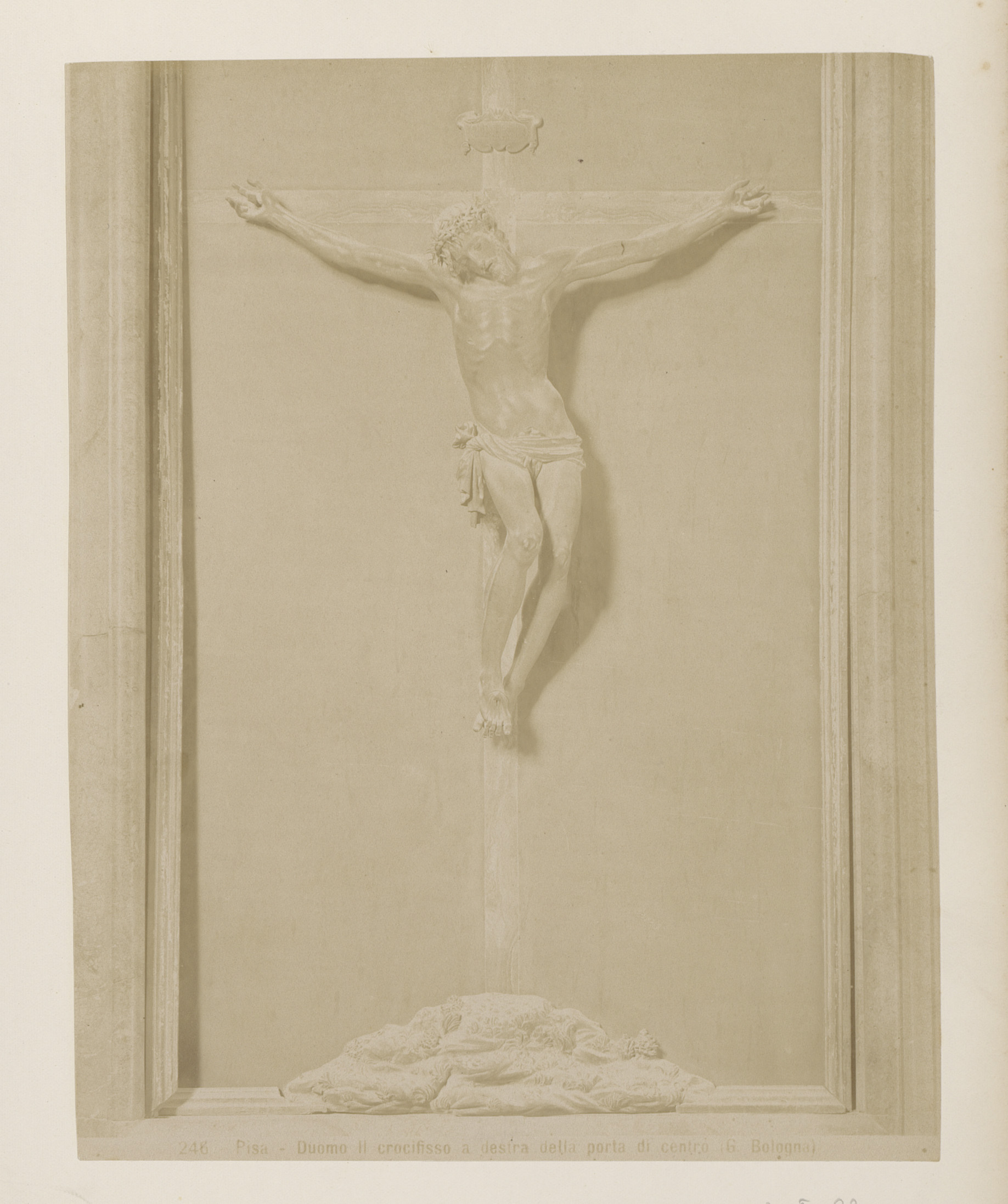 Sculptuur van een kruisiging naar Giambologna op een deur van de Dom van Pisa, Italië, by Giacomo Brogi, public domain