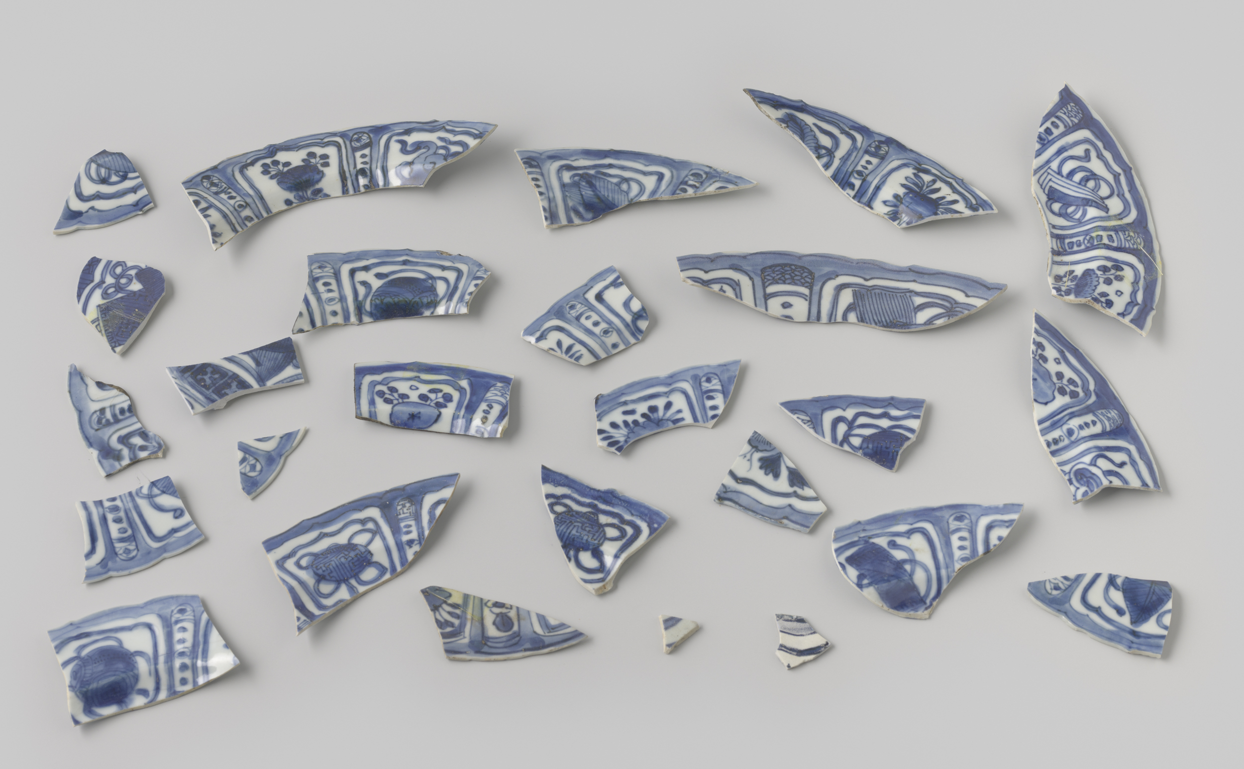 Porcelain shards from VOC ship 'Witte Leeuw', medium bone, Unknown Artist