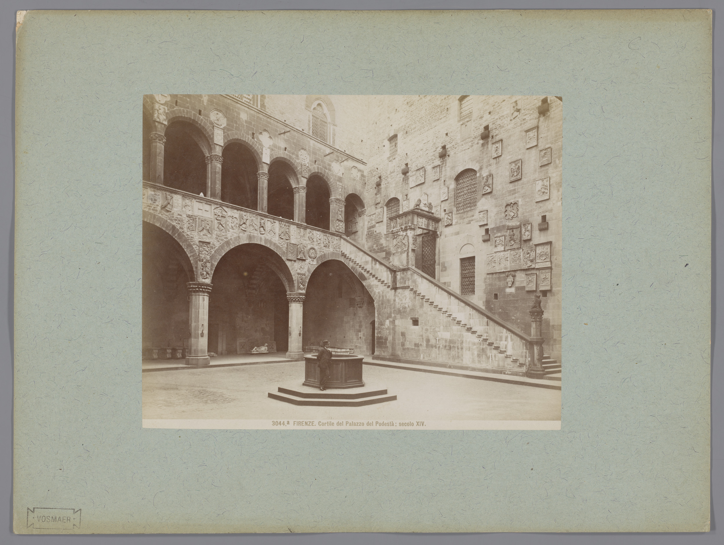 Binnenplaats van het Palazzo del Podestà te Florence, Italië, by Giacomo Brogi, public domain