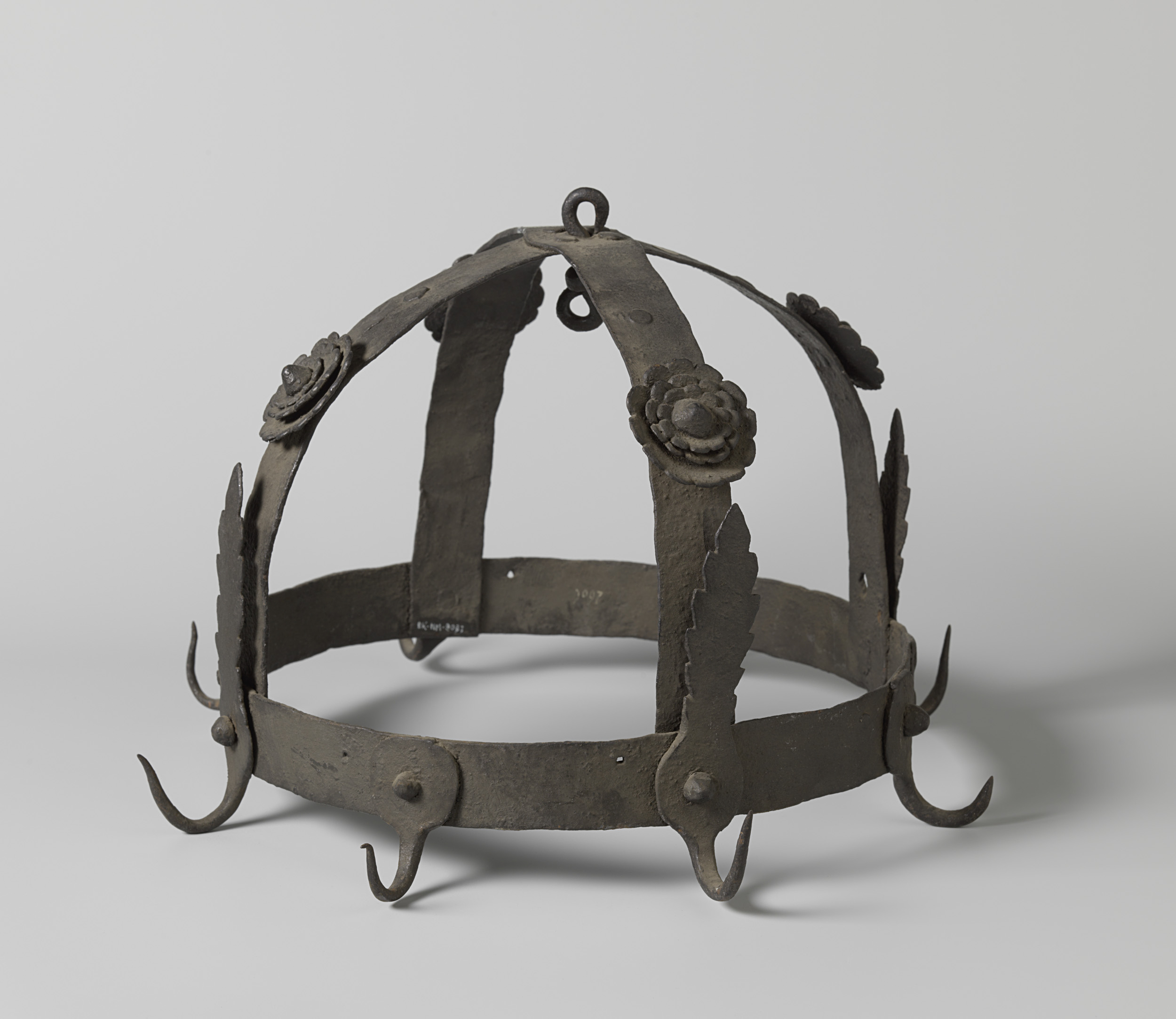 Vleeskroon met acht haken, by anoniem, public domain