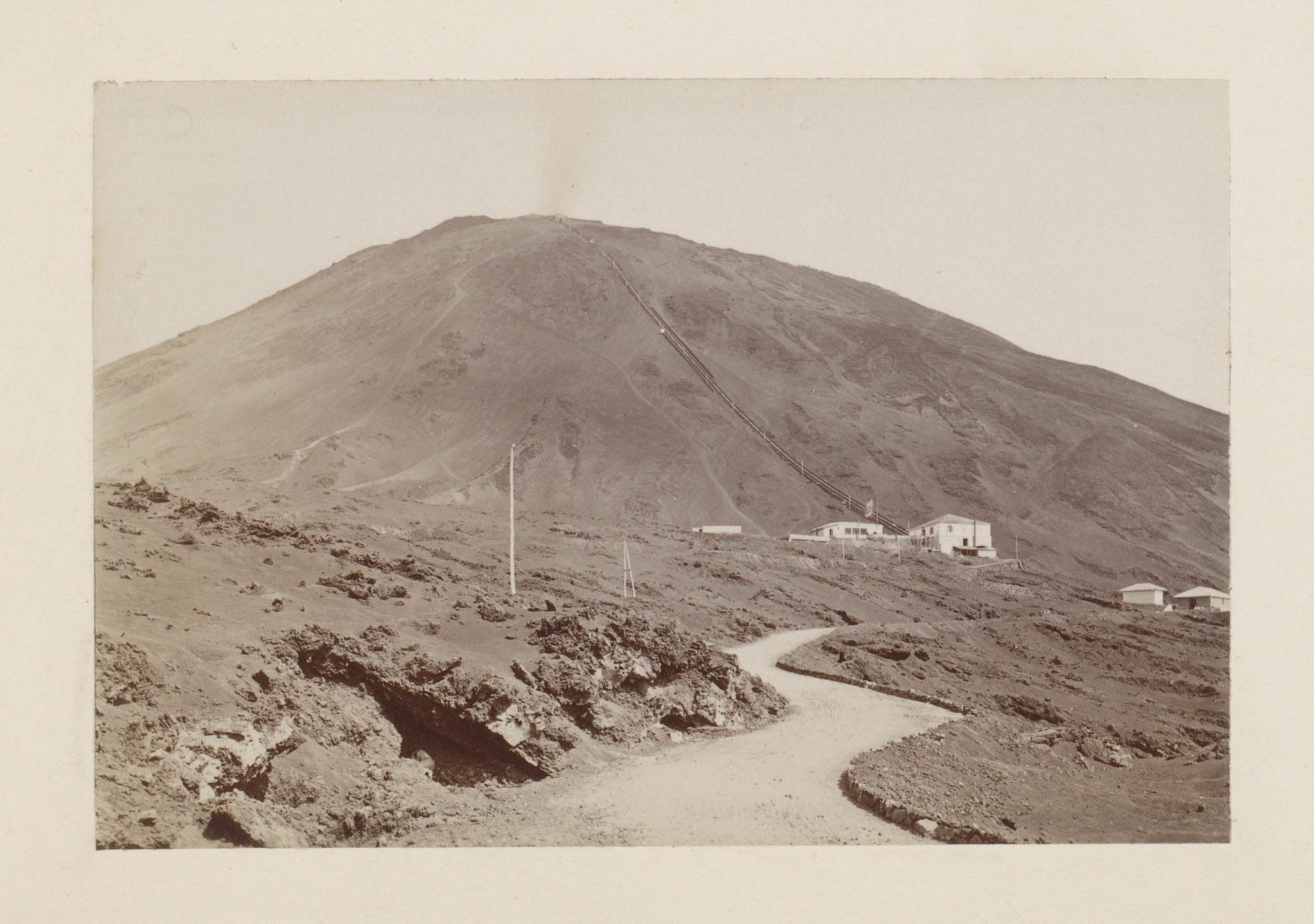Gezicht op de Vesuvius met kabelspoorbaan, Italië, by Giacomo Brogi, public domain
