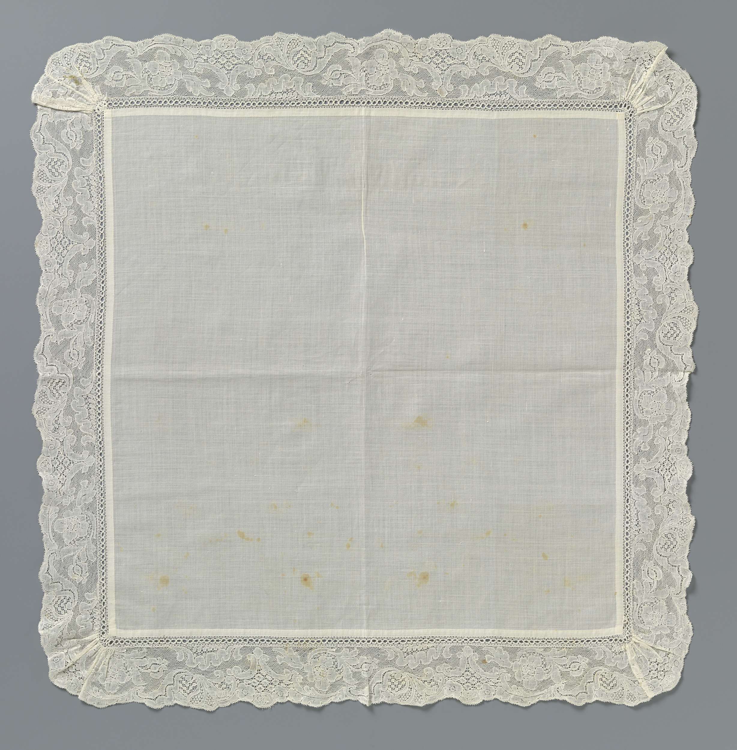Lace handkerchief by Unknown Artist, featuring intricate kloskant and batist fabric.