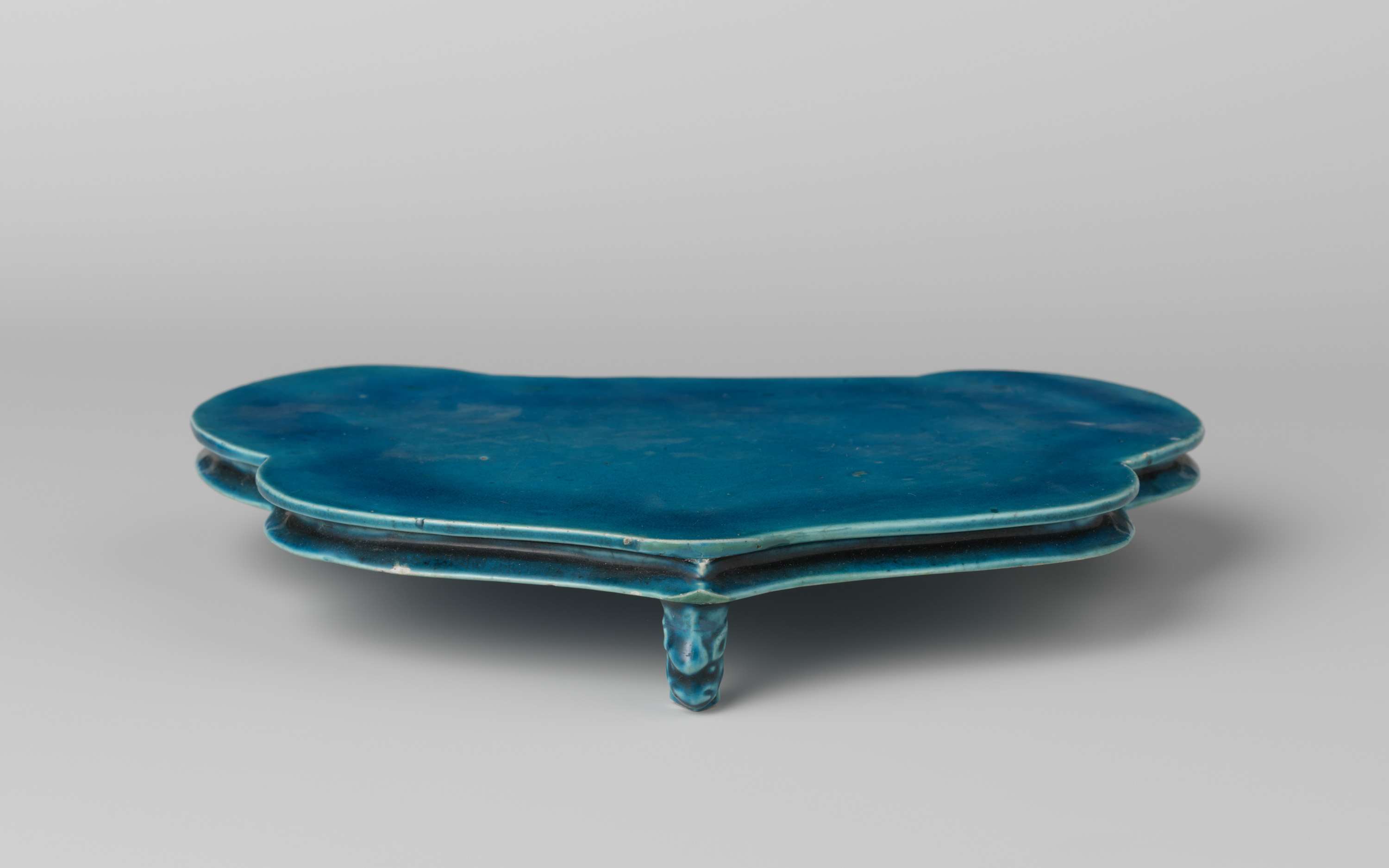 Leaf-shaped table on three legs, by Unknown Artist, public domain