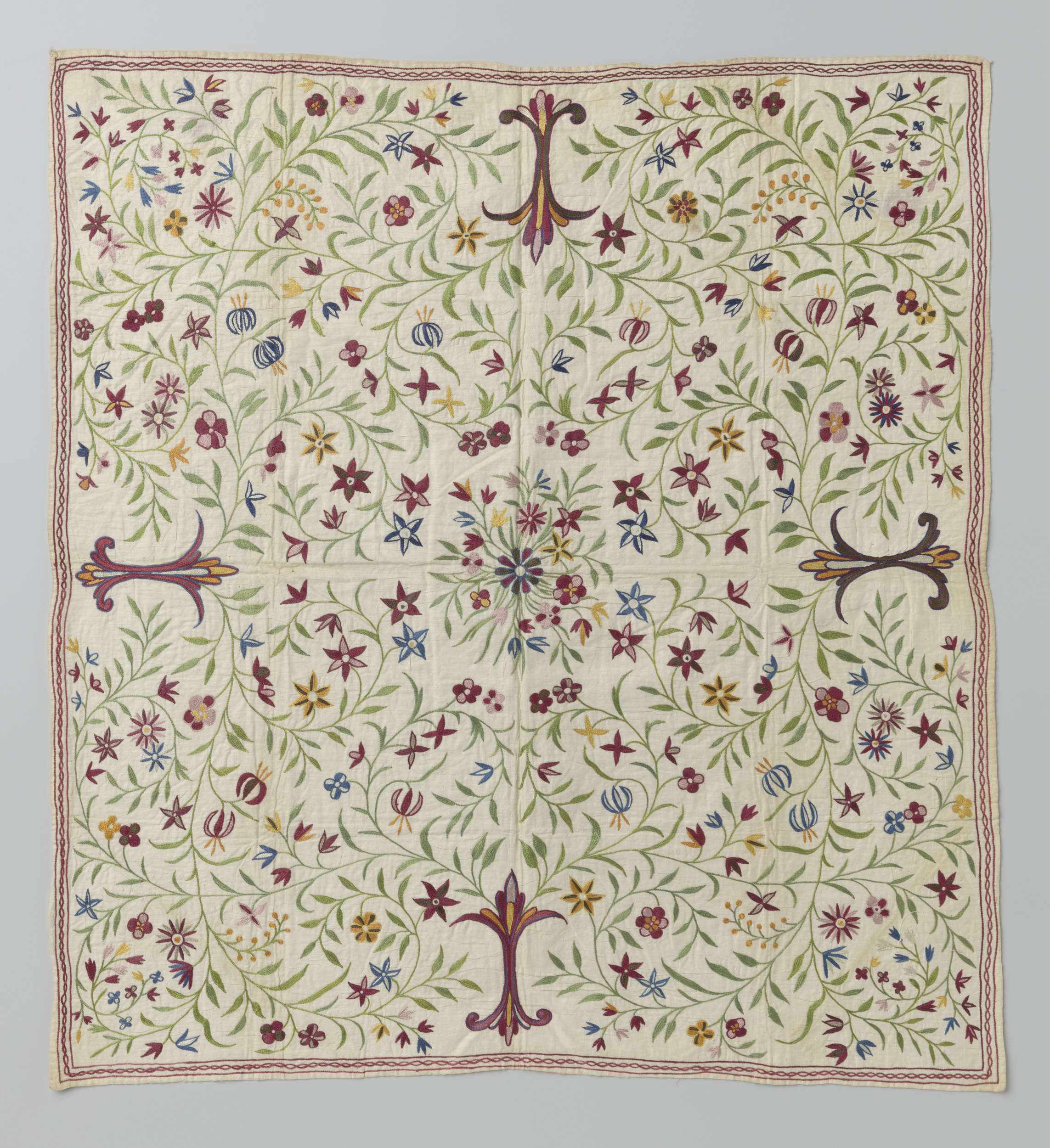 Kleed van oosterse textiel met veelkleurig borduurwerk, textile by unknown artist