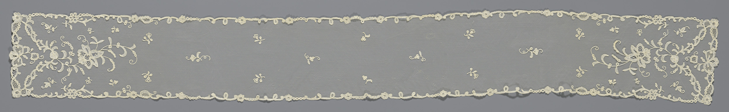 Lace artwork featuring a large flower by Koninklijke Nederlandsche Kantwerkschool