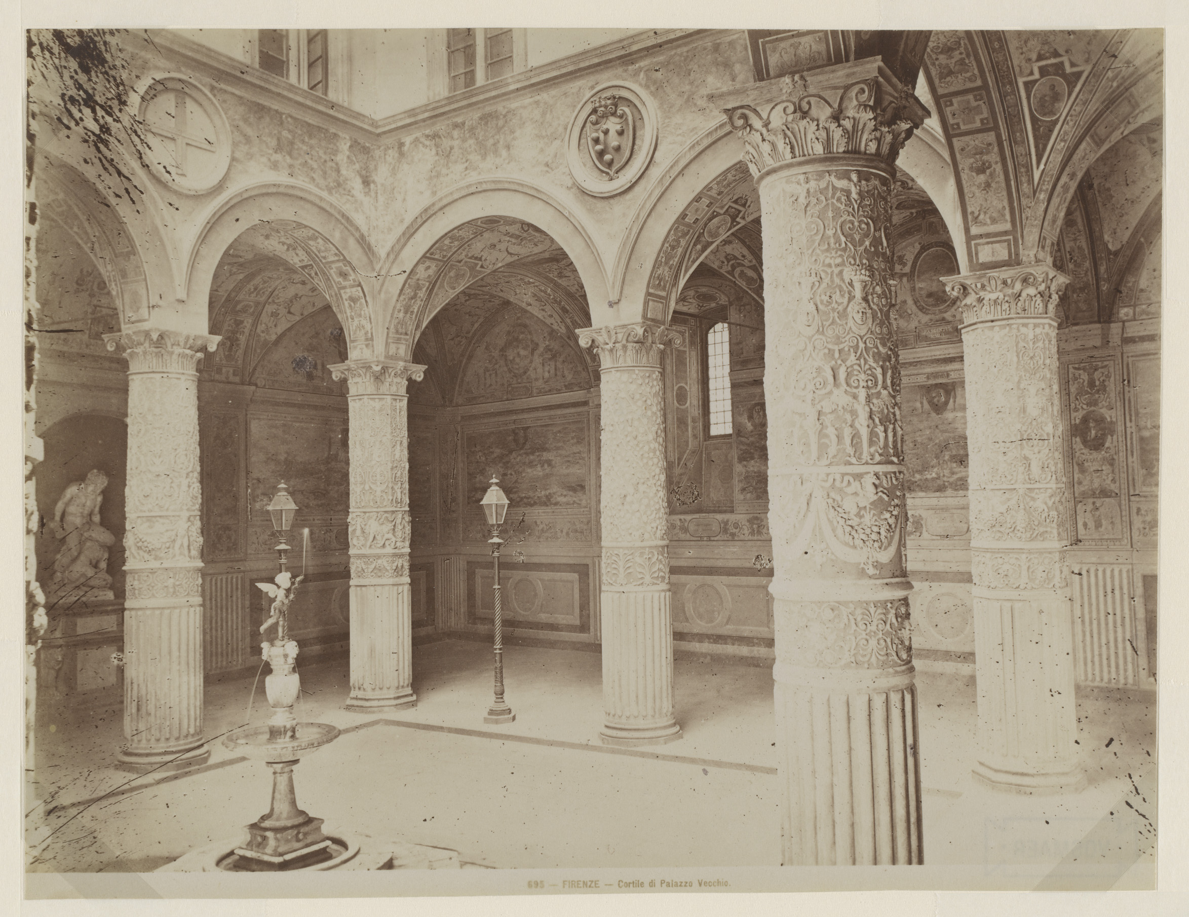 Binnenplaats van het Palazzo Vecchio te Florence, Italië, by Fratelli Alinari, public domain