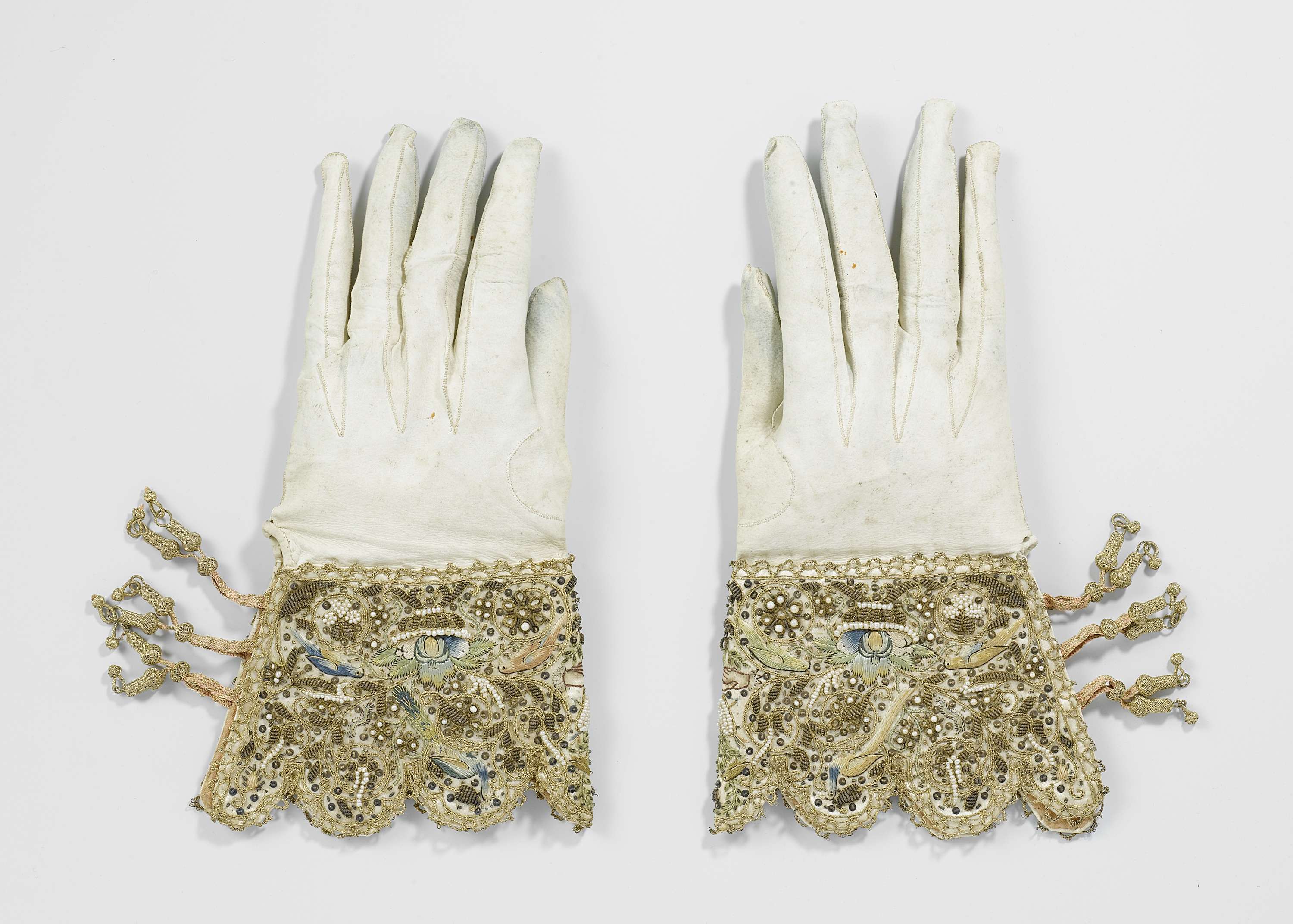 Glove made of white waxed leather with gold embroidery, unknown artist