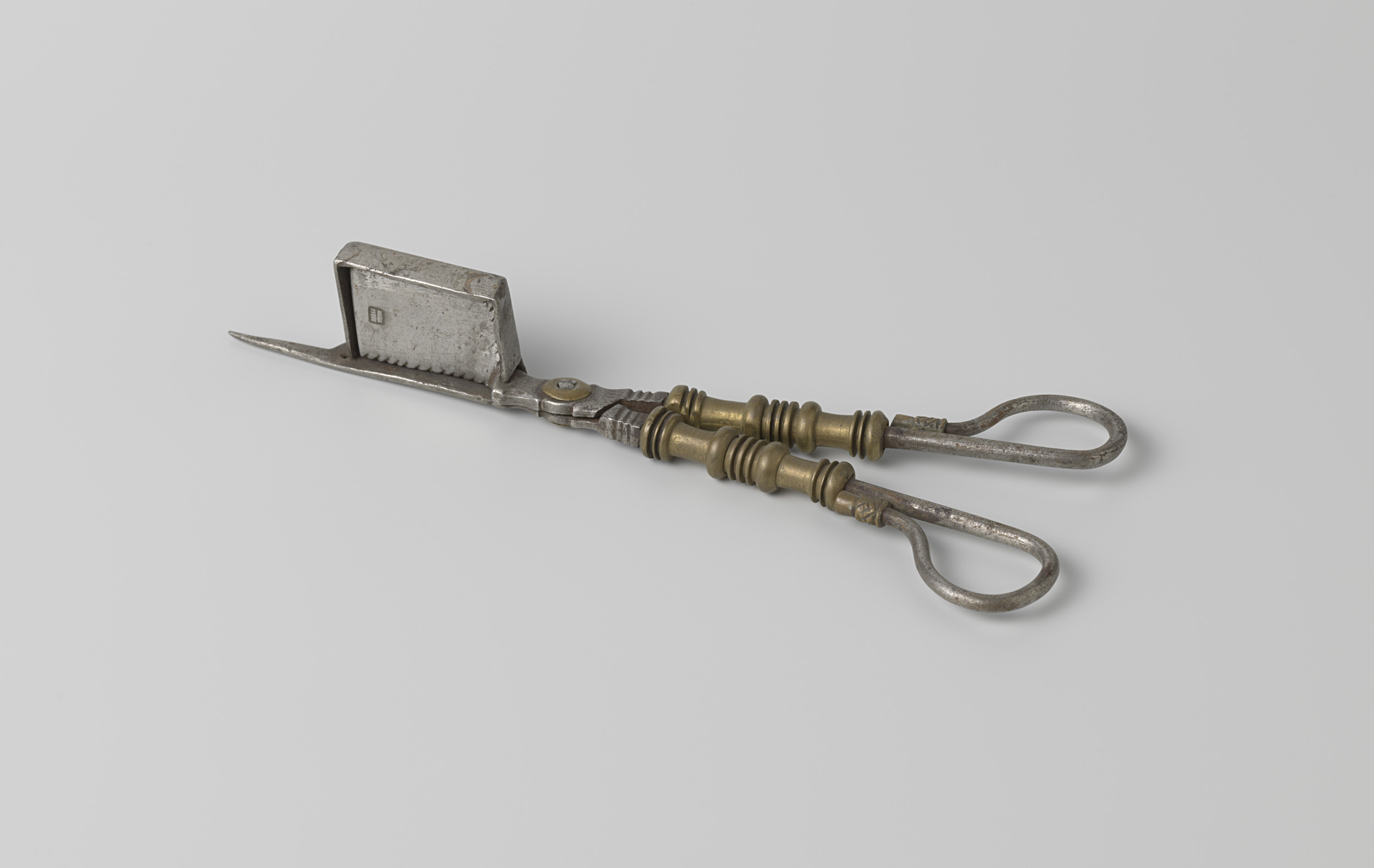 Decorative art piece made of iron and copper by anoniem