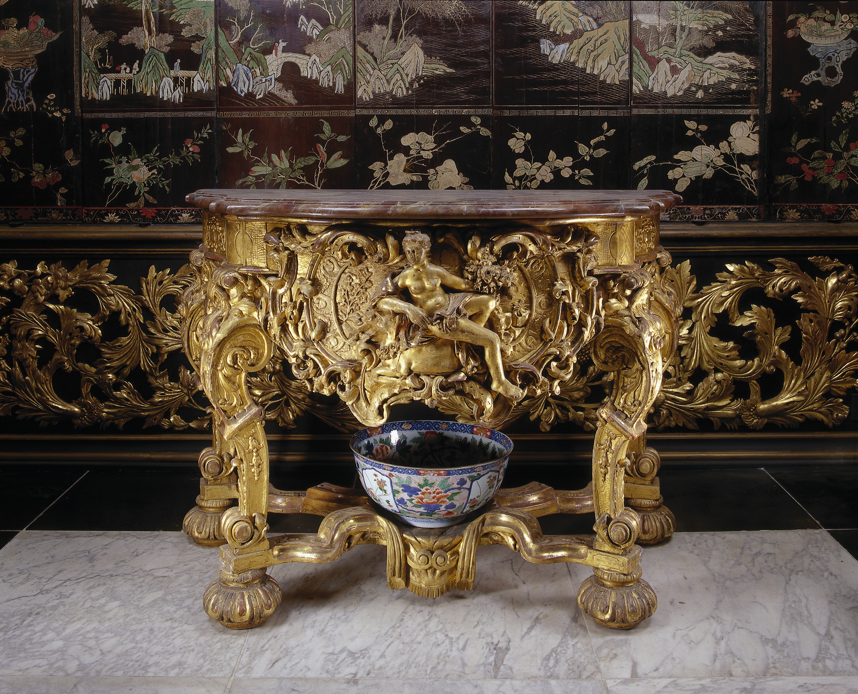 Marmeren bovenplaat behorend bij een wandtafel van verguld lindehout met aan de voorkant Europa op de stier, by Unknown Artist, public domain