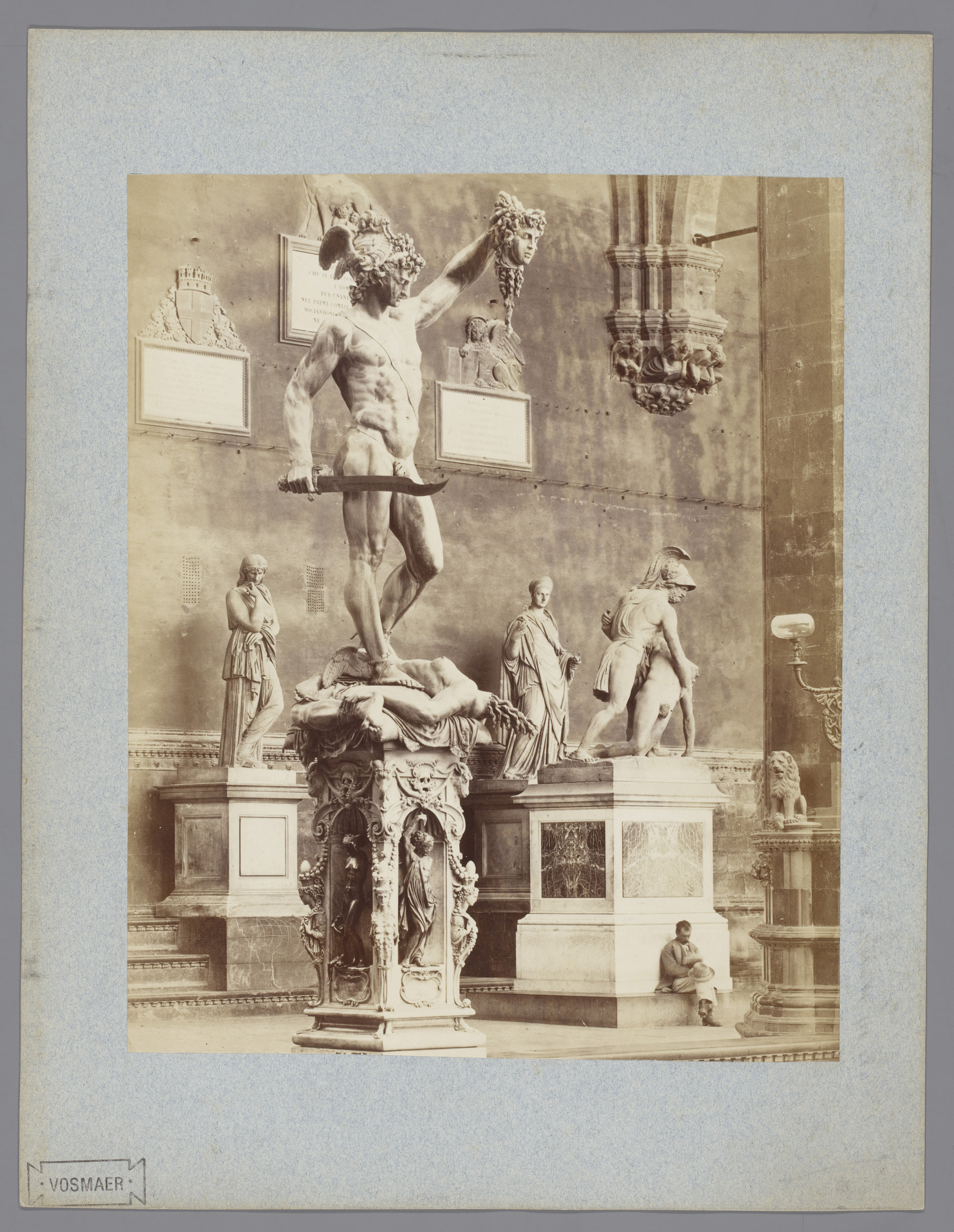 Sculptuur van Perseus met het hoofd van Medusa door Benvenuto Cellini in de Loggia dei Lanzi te Florence, by Giacomo Brogi, public domain