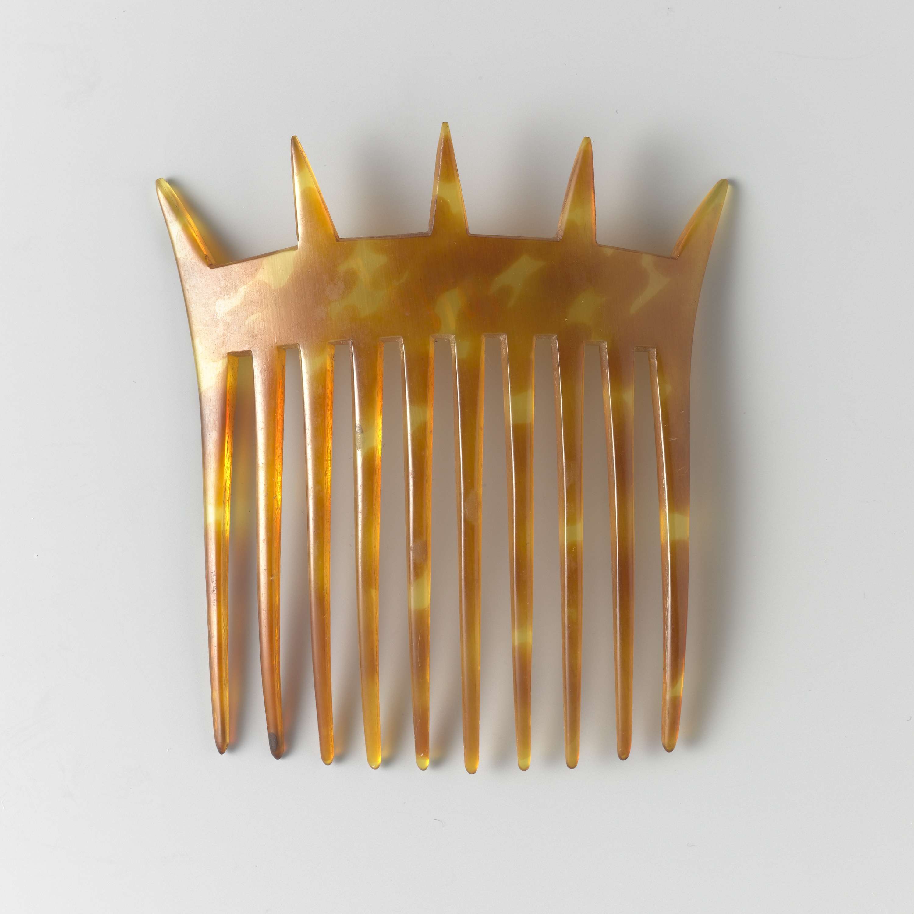 Hair comb made of imitation tortoiseshell by Unknown Artist