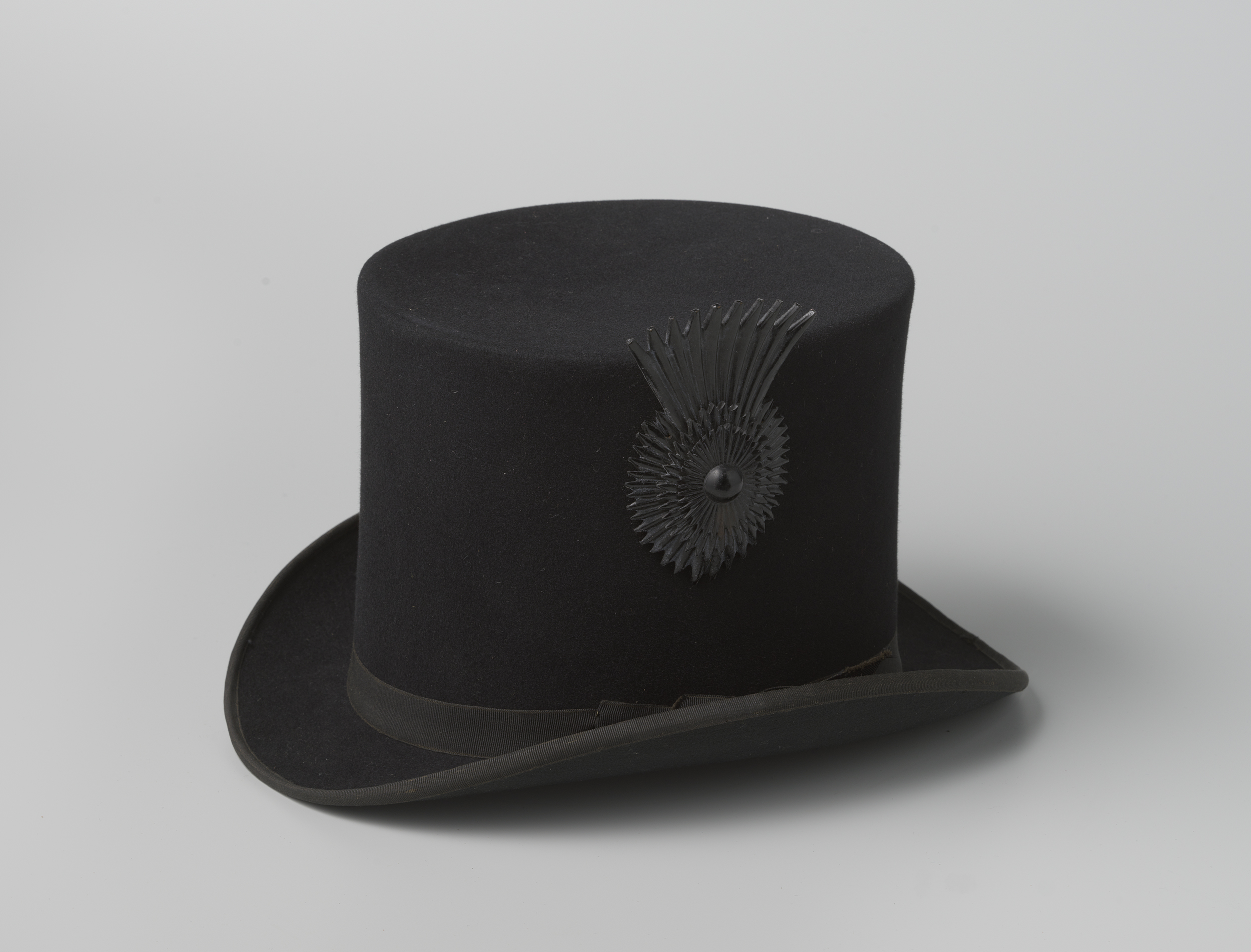 Portrait of a man wearing a black top hat, Fa. N. de Haan, realism