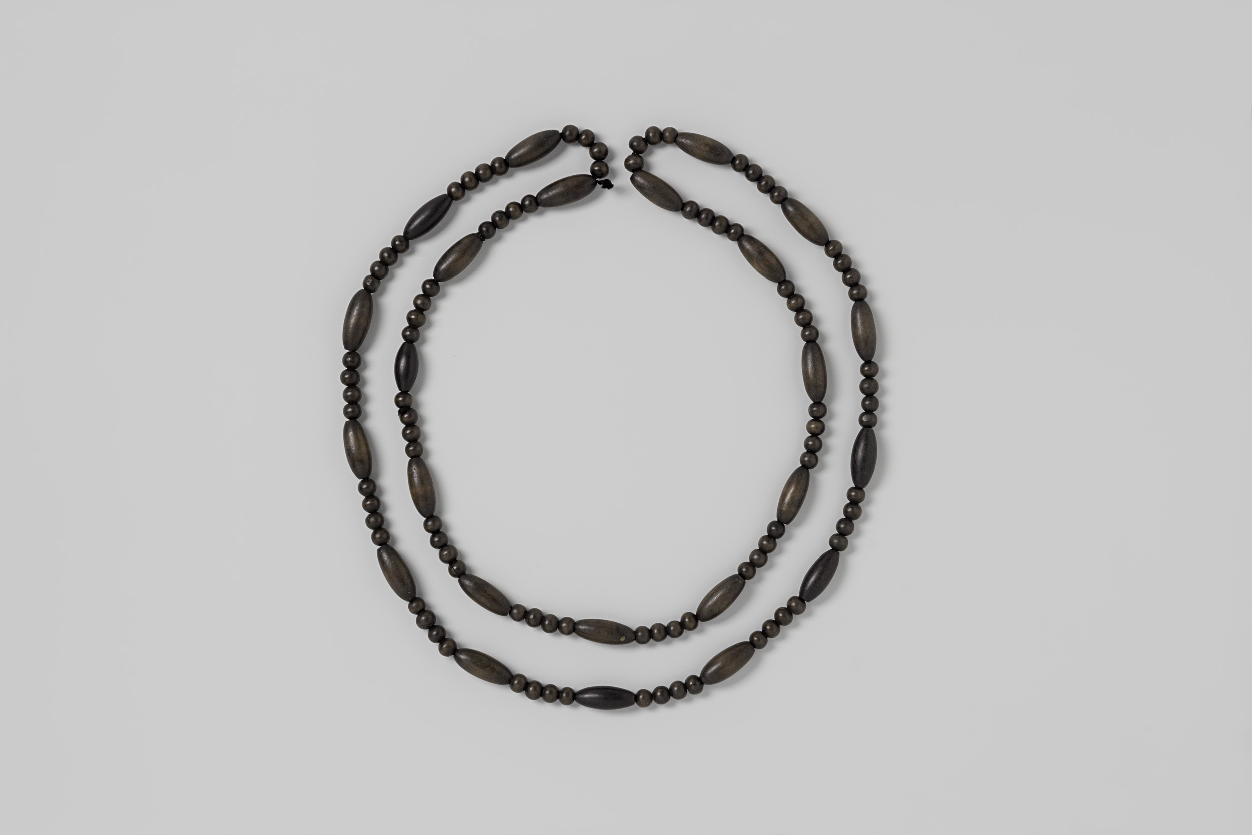 Ketting van zwarte houten kralen made of wood by Unknown Artist